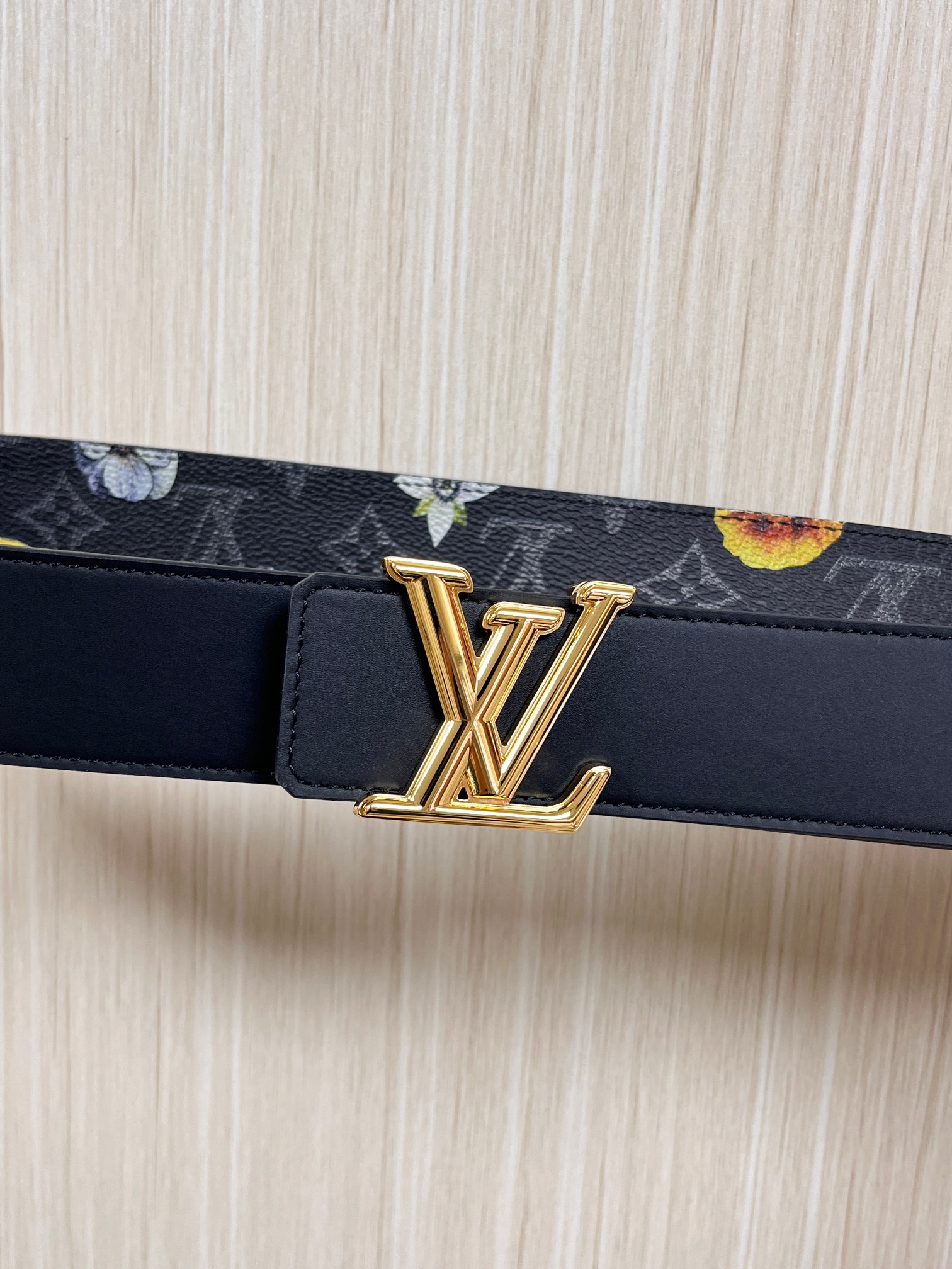 当季新款一腰带两穿：双面设计，一面哑光灰花花休闲，一面纯黑商务，轻松适配通勤、休闲、正式等全场景，经典与