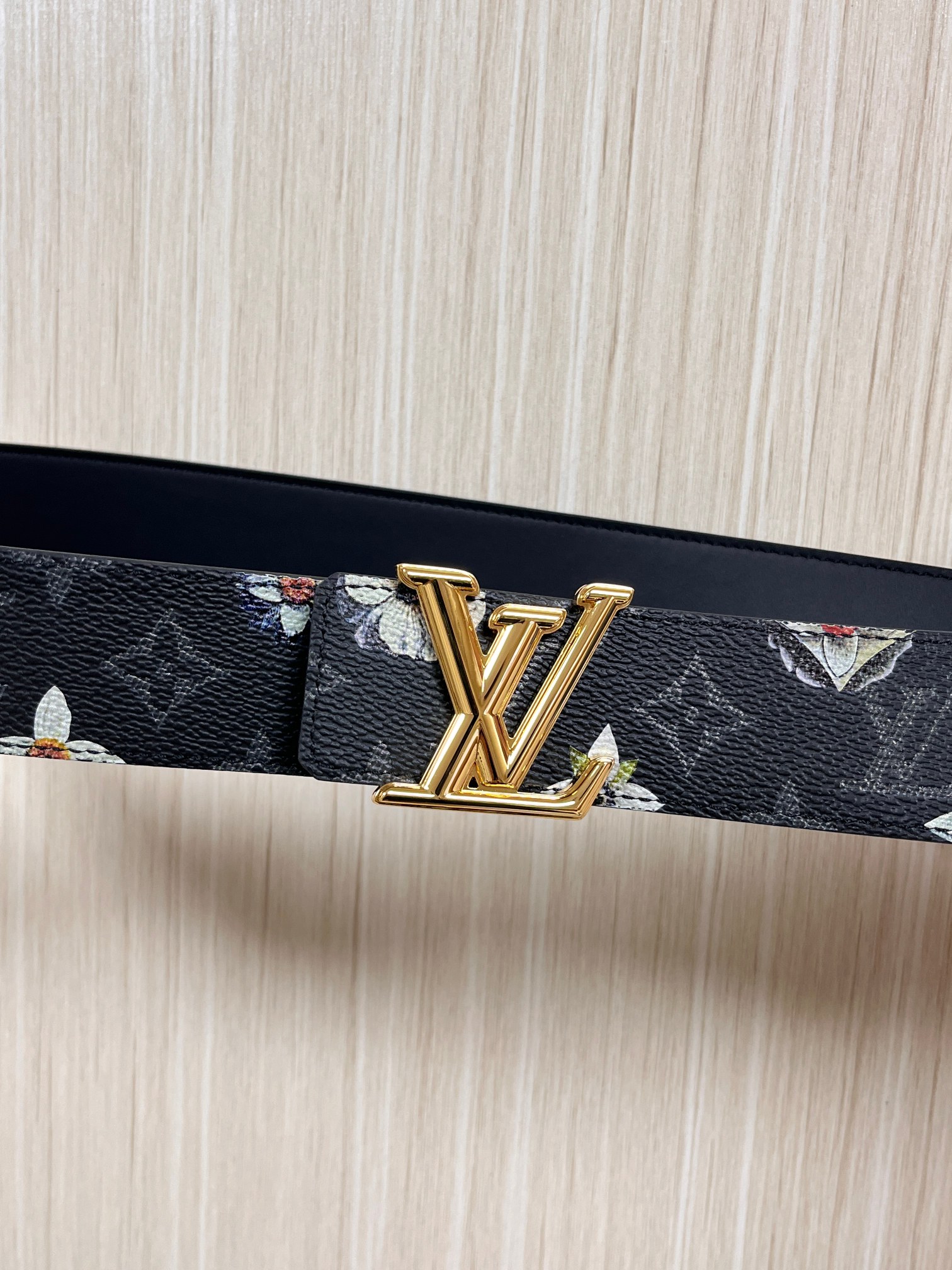 当季新款一腰带两穿：双面设计，一面哑光灰花花休闲，一面纯黑商务，轻松适配通勤、休闲、正式等全场景，经典与