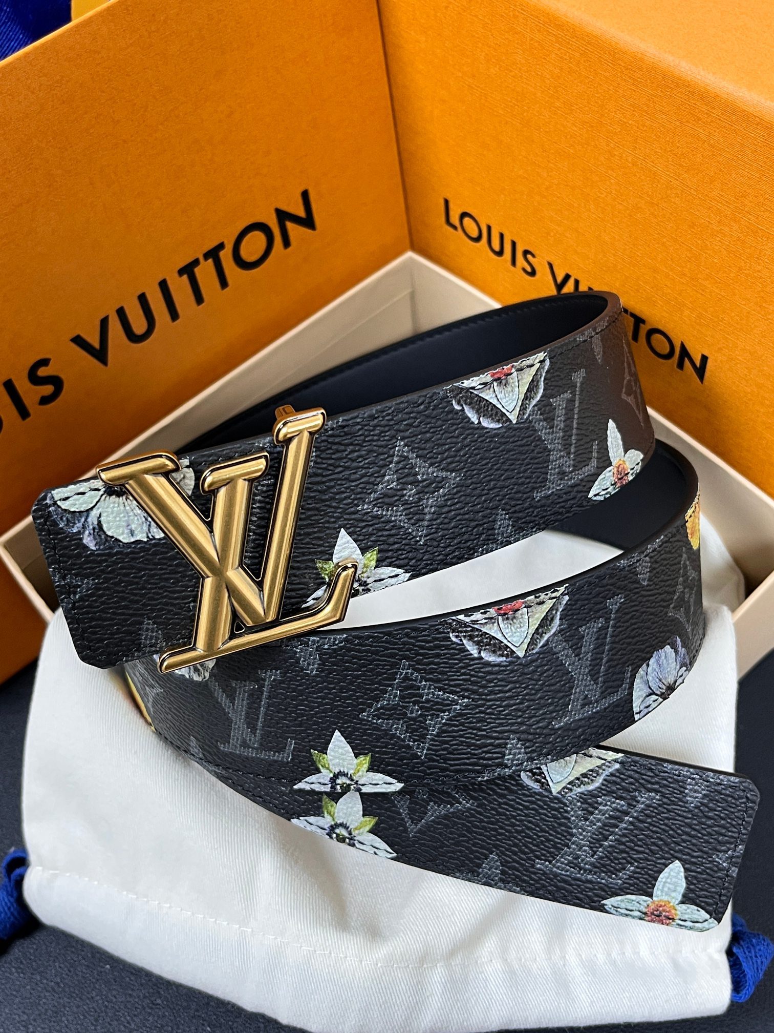 当季新款一腰带两穿：双面设计，一面哑光灰花花休闲，一面纯黑商务，轻松适配通勤、休闲、正式等全场景，经典与