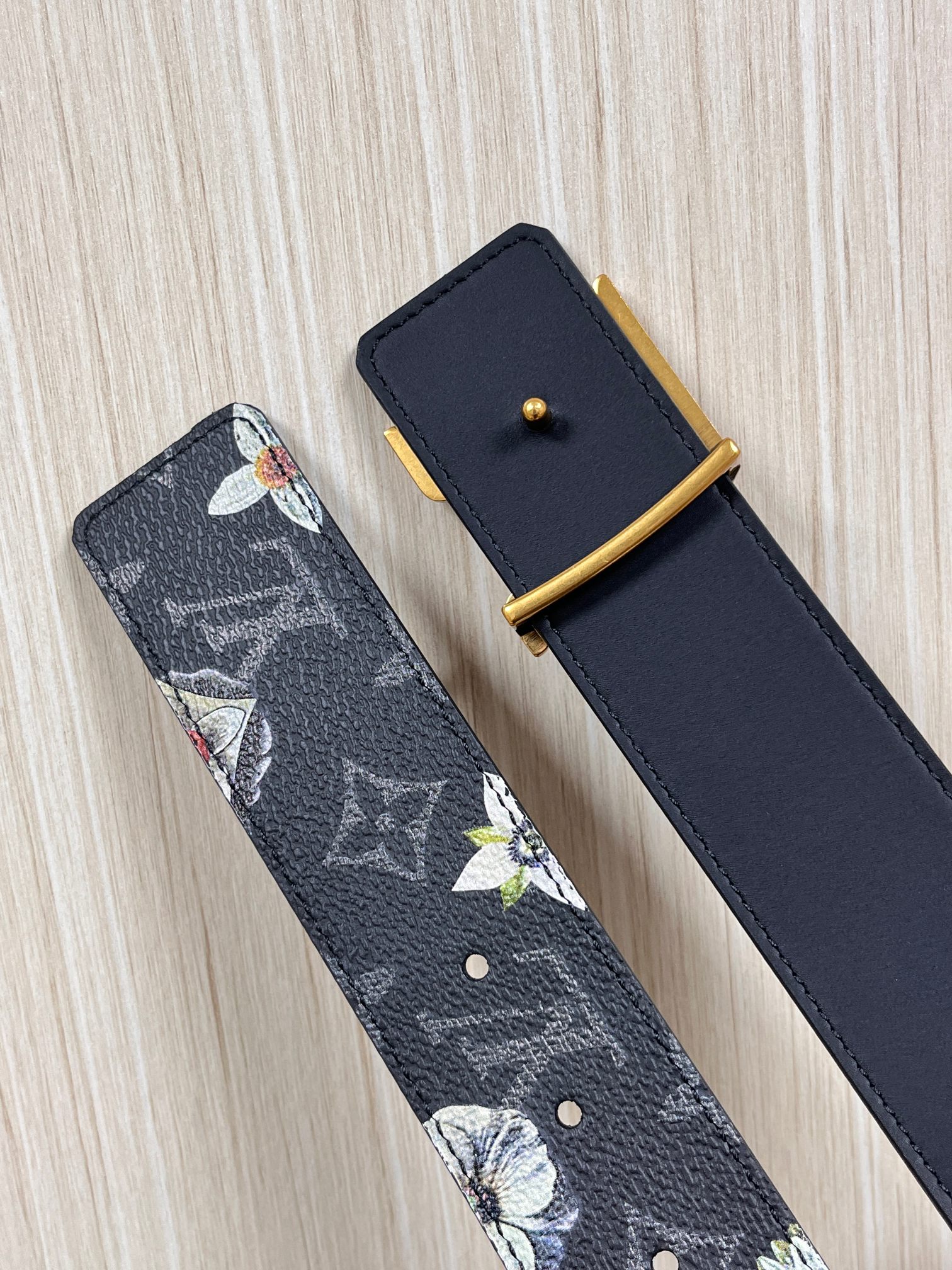 当季新款一腰带两穿：双面设计，一面哑光灰花花休闲，一面纯黑商务，轻松适配通勤、休闲、正式等全场景，经典与