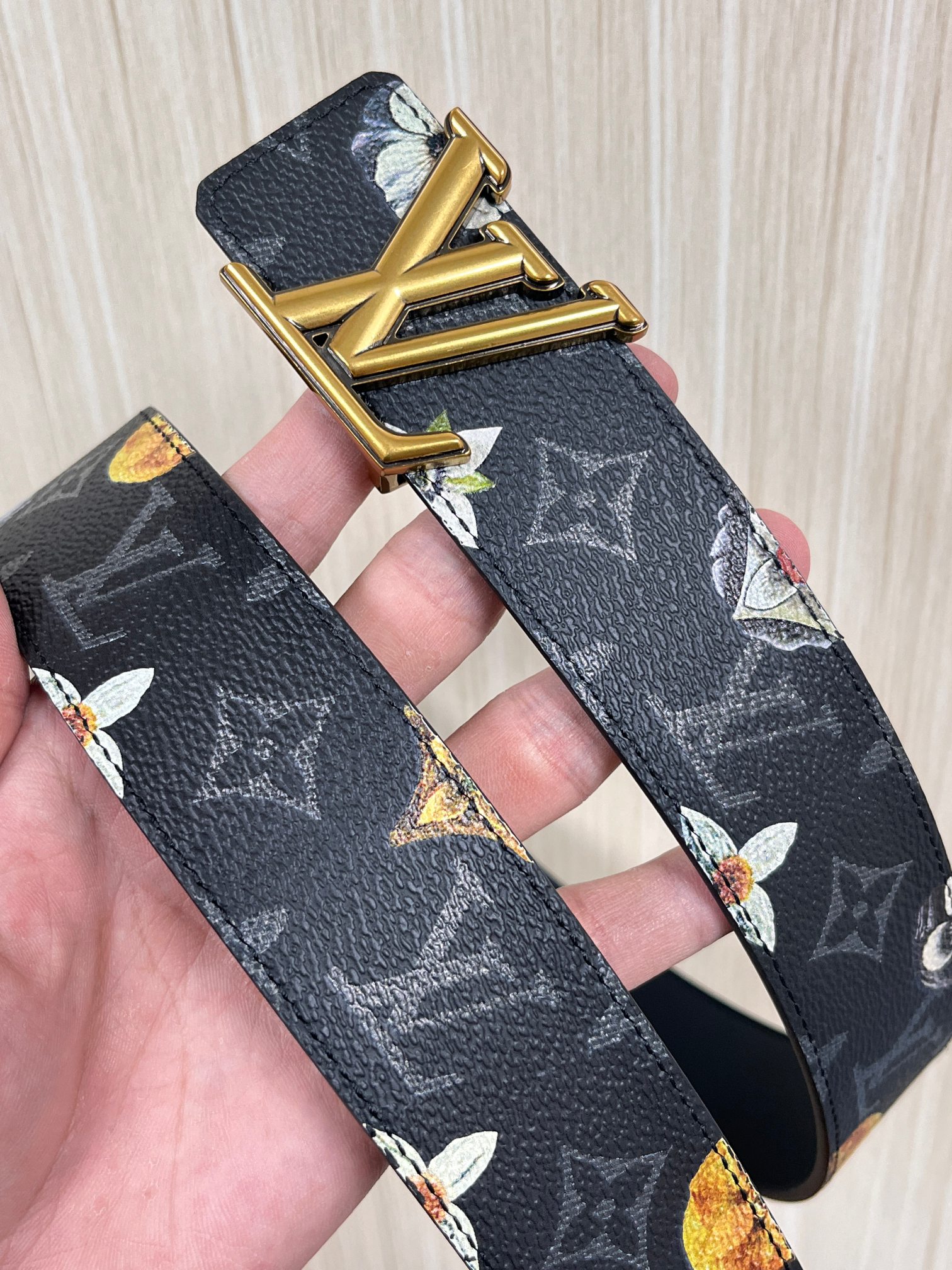 当季新款一腰带两穿：双面设计，一面哑光灰花花休闲，一面纯黑商务，轻松适配通勤、休闲、正式等全场景，经典与