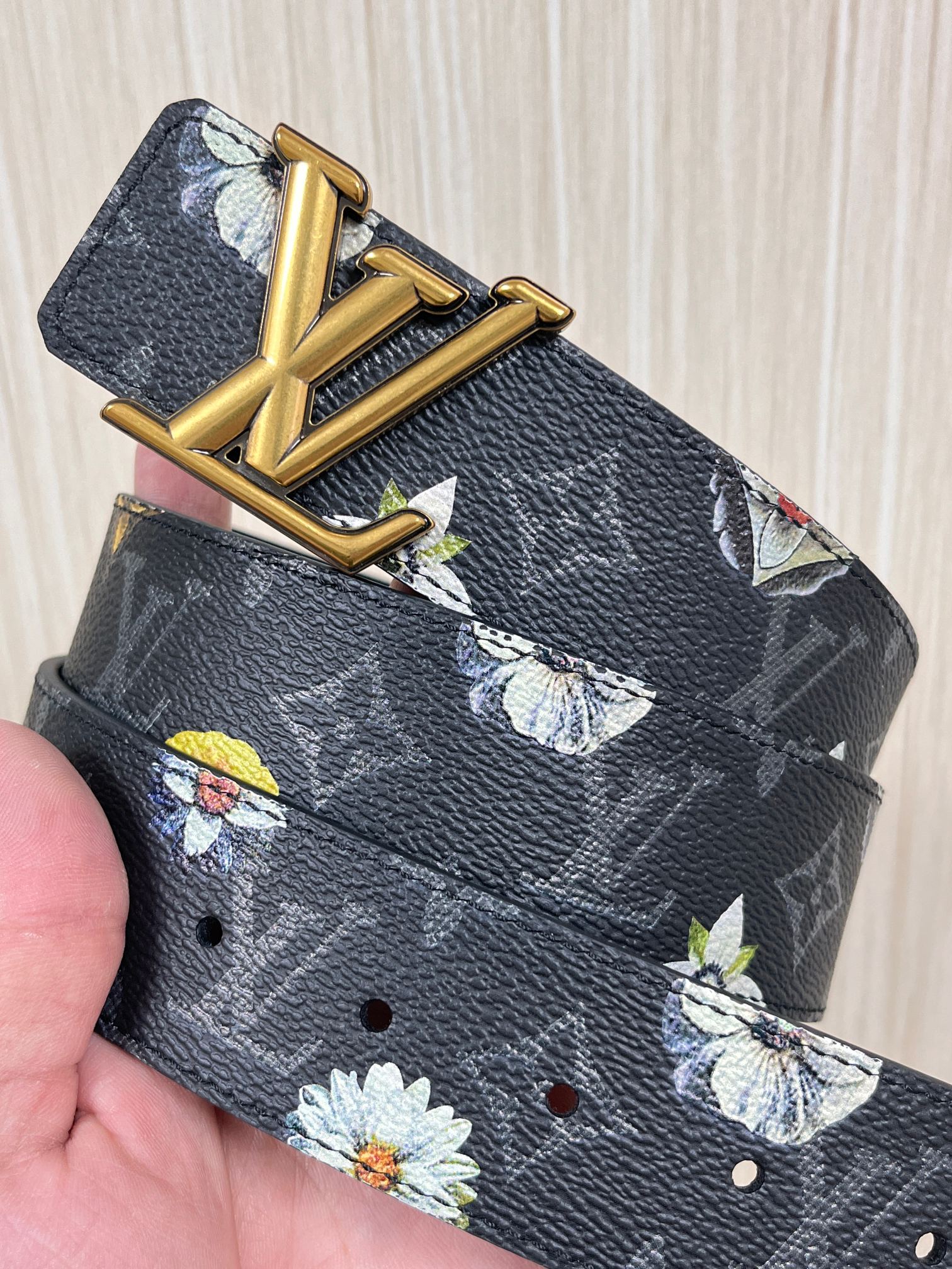 当季新款一腰带两穿：双面设计，一面哑光灰花花休闲，一面纯黑商务，轻松适配通勤、休闲、正式等全场景，经典与