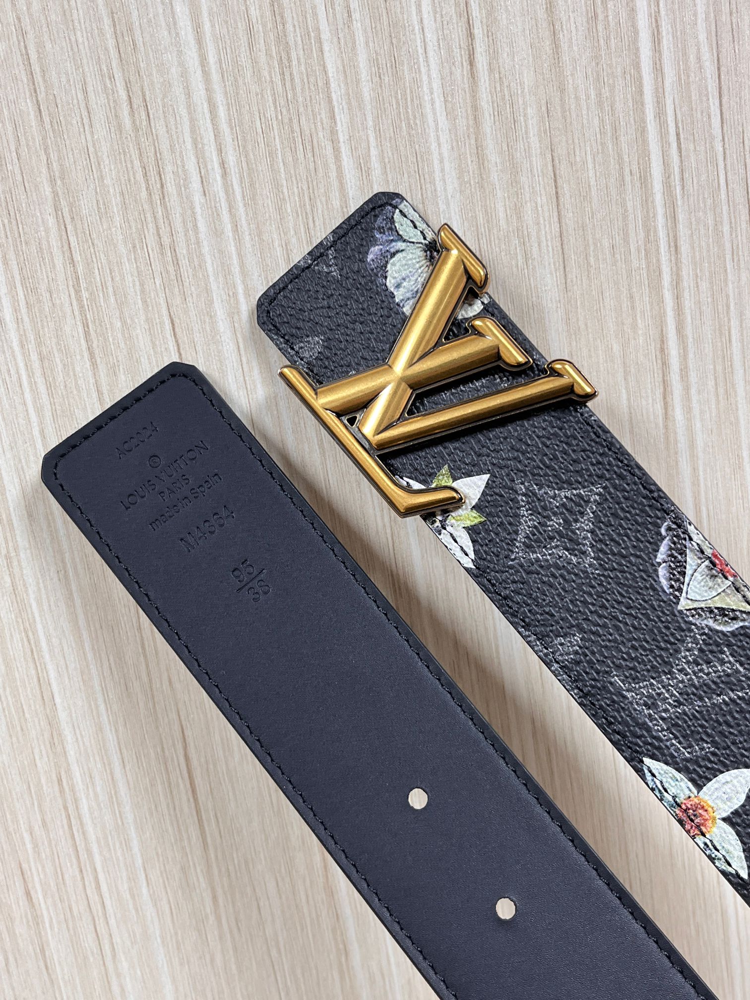 当季新款一腰带两穿：双面设计，一面哑光灰花花休闲，一面纯黑商务，轻松适配通勤、休闲、正式等全场景，经典与