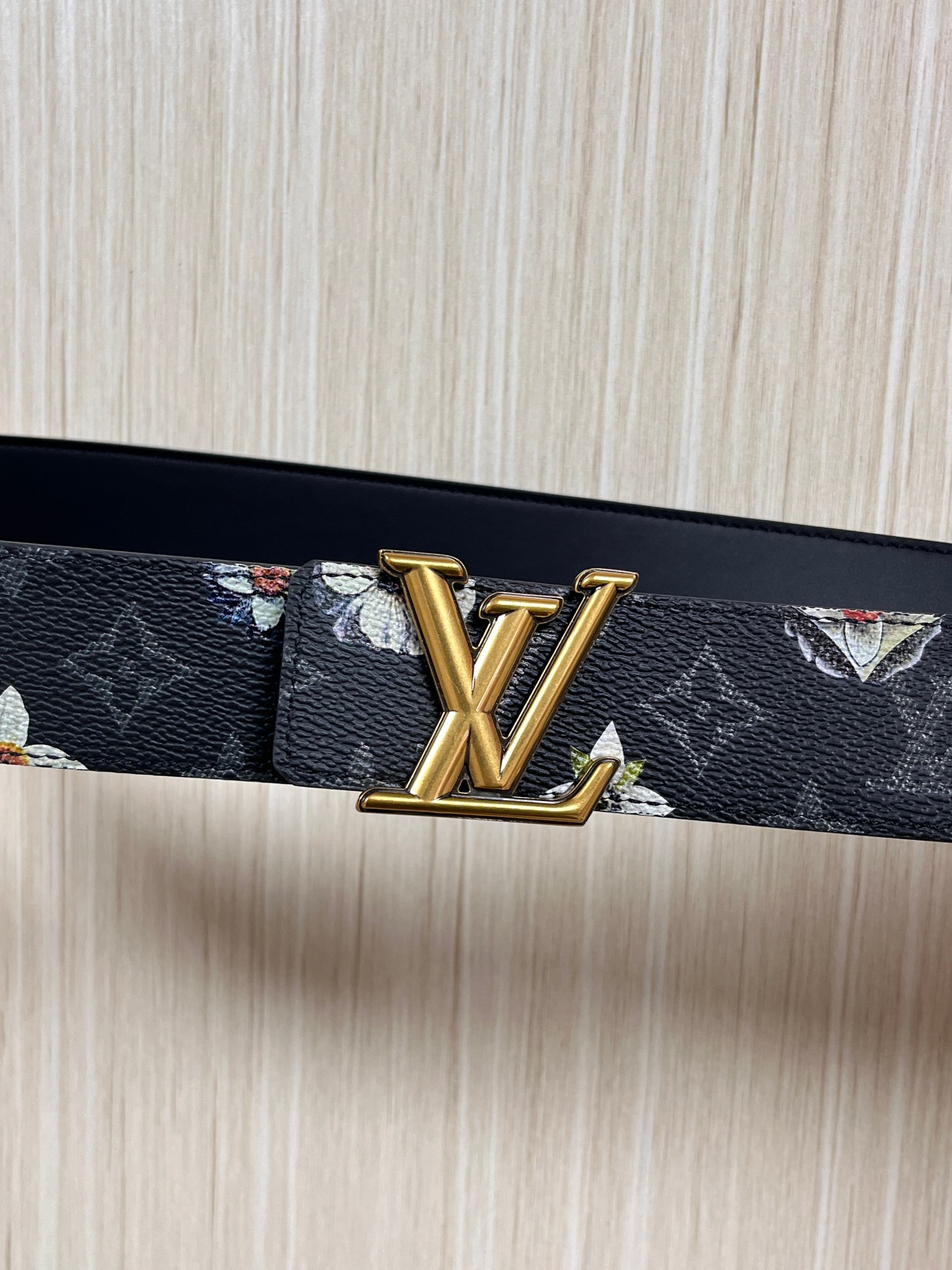 当季新款一腰带两穿：双面设计，一面哑光灰花花休闲，一面纯黑商务，轻松适配通勤、休闲、正式等全场景，经典与