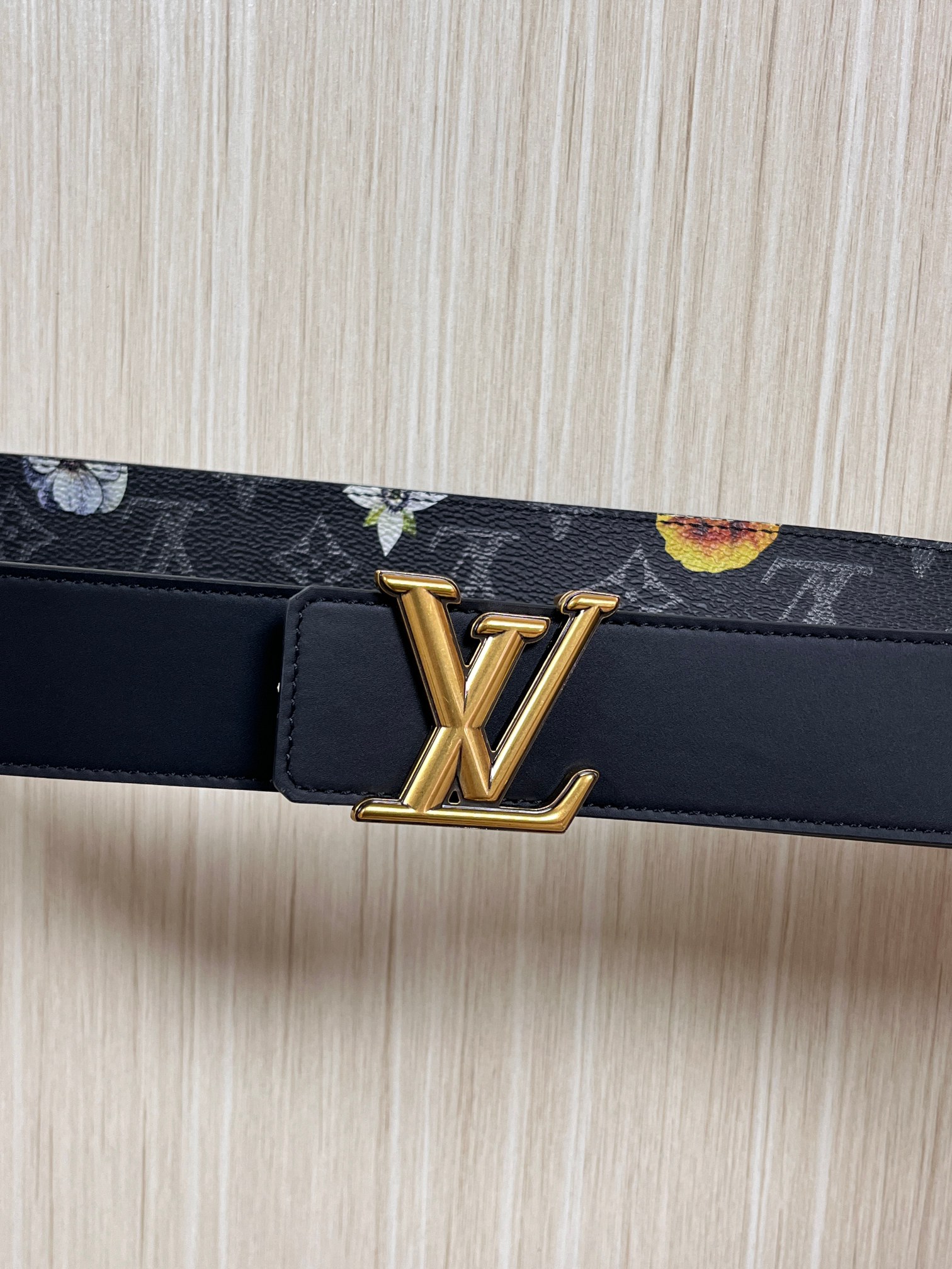 当季新款一腰带两穿：双面设计，一面哑光灰花花休闲，一面纯黑商务，轻松适配通勤、休闲、正式等全场景，经典与