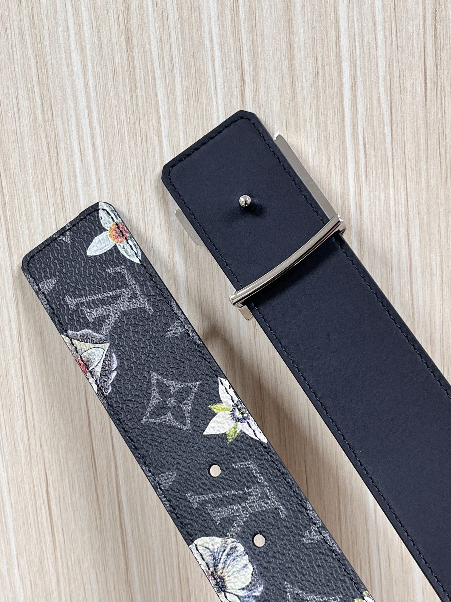 当季新款一腰带两穿：双面设计，一面哑光灰花花休闲，一面纯黑商务，轻松适配通勤、休闲、正式等全场景，经典与