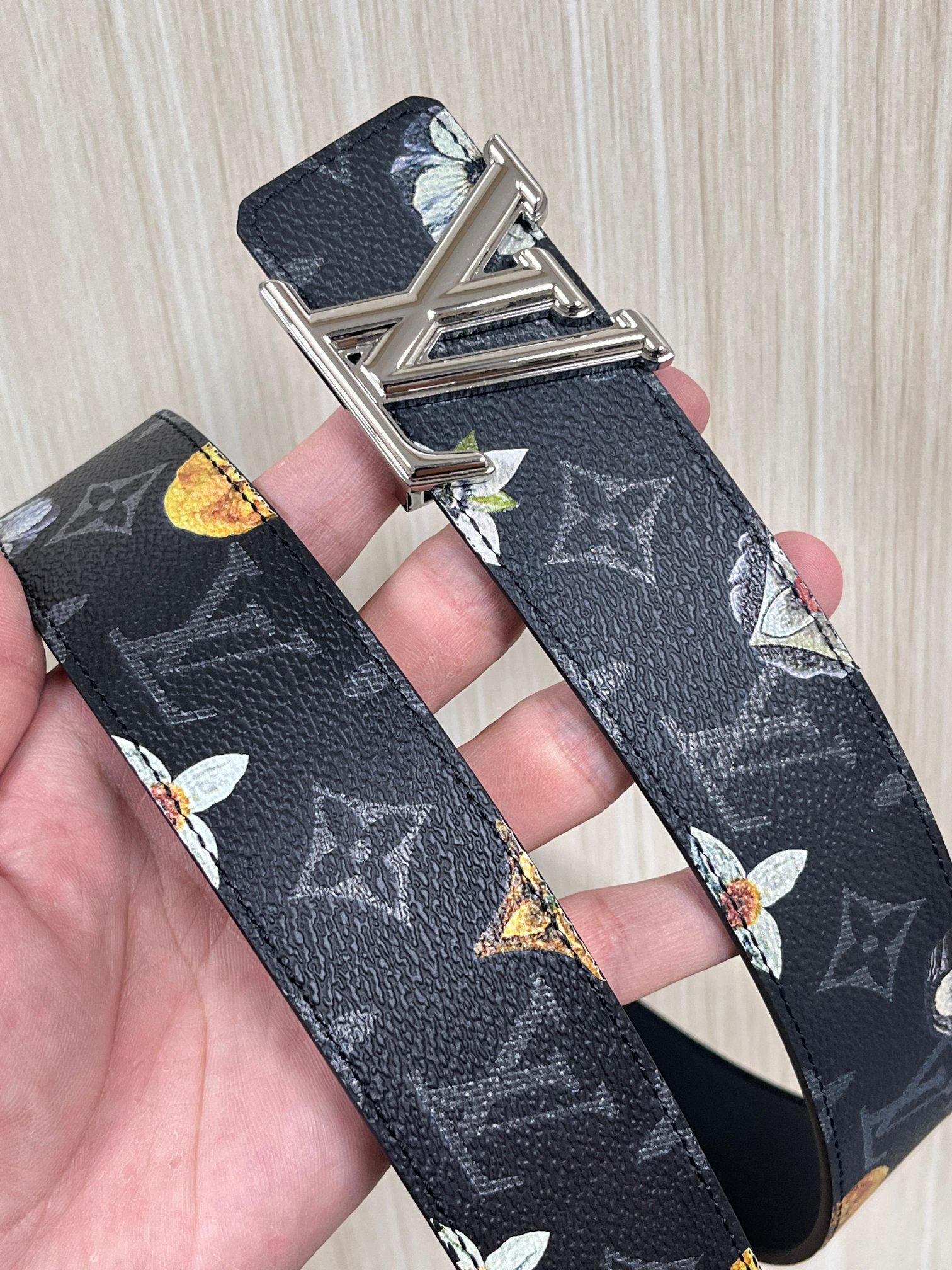 当季新款一腰带两穿：双面设计，一面哑光灰花花休闲，一面纯黑商务，轻松适配通勤、休闲、正式等全场景，经典与