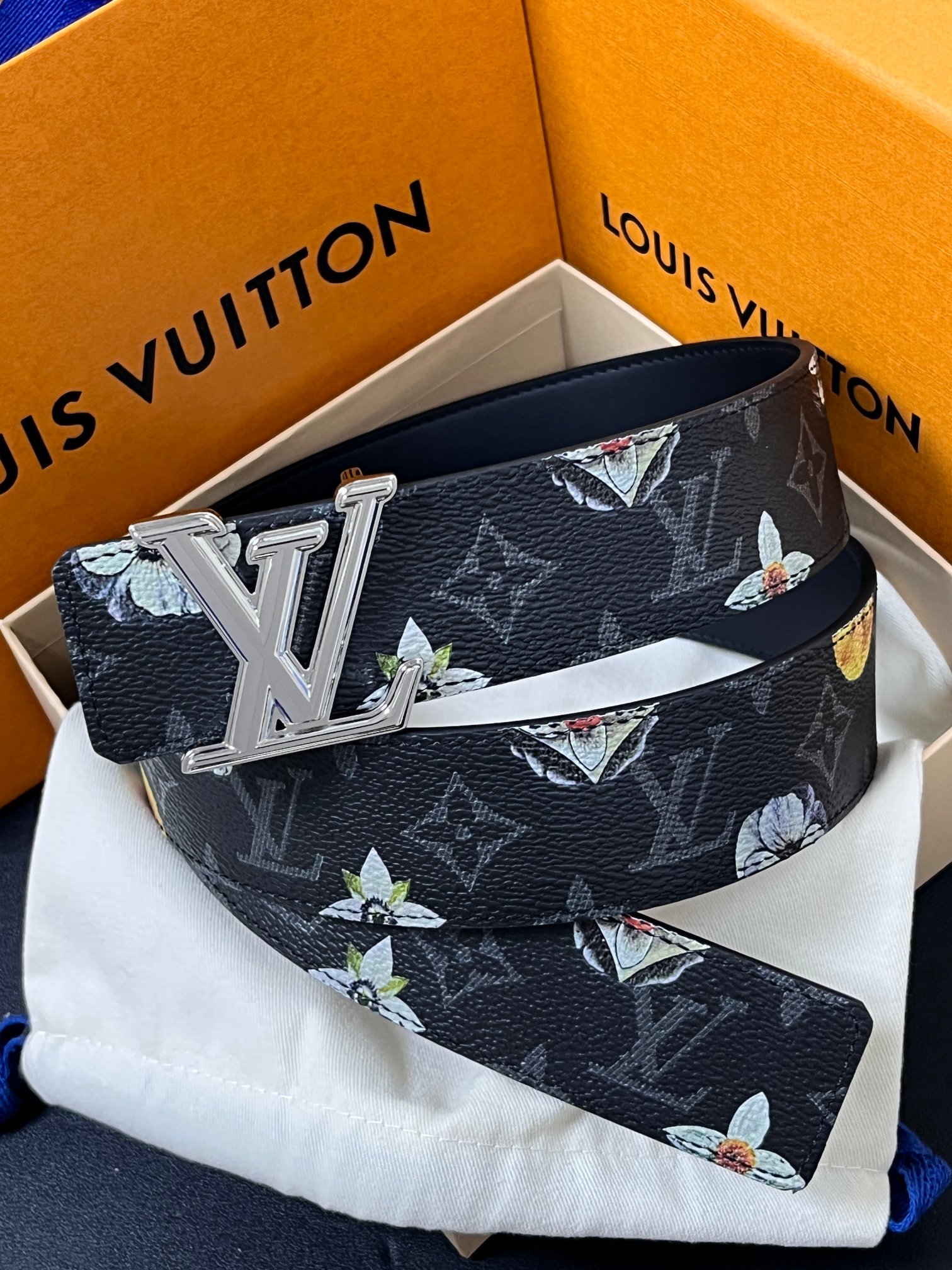 当季新款一腰带两穿：双面设计，一面哑光灰花花休闲，一面纯黑商务，轻松适配通勤、休闲、正式等全场景，经典与