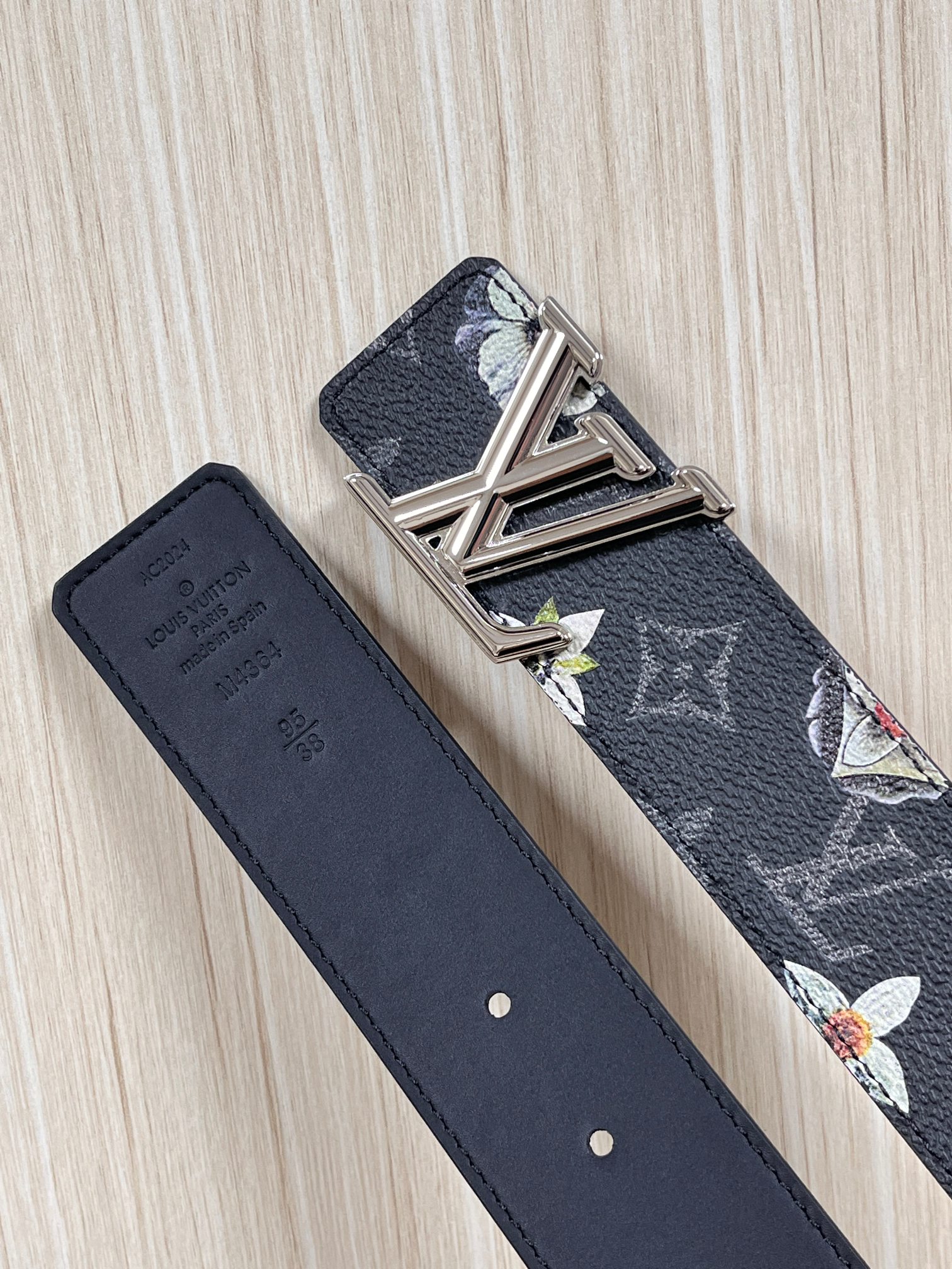 当季新款一腰带两穿：双面设计，一面哑光灰花花休闲，一面纯黑商务，轻松适配通勤、休闲、正式等全场景，经典与