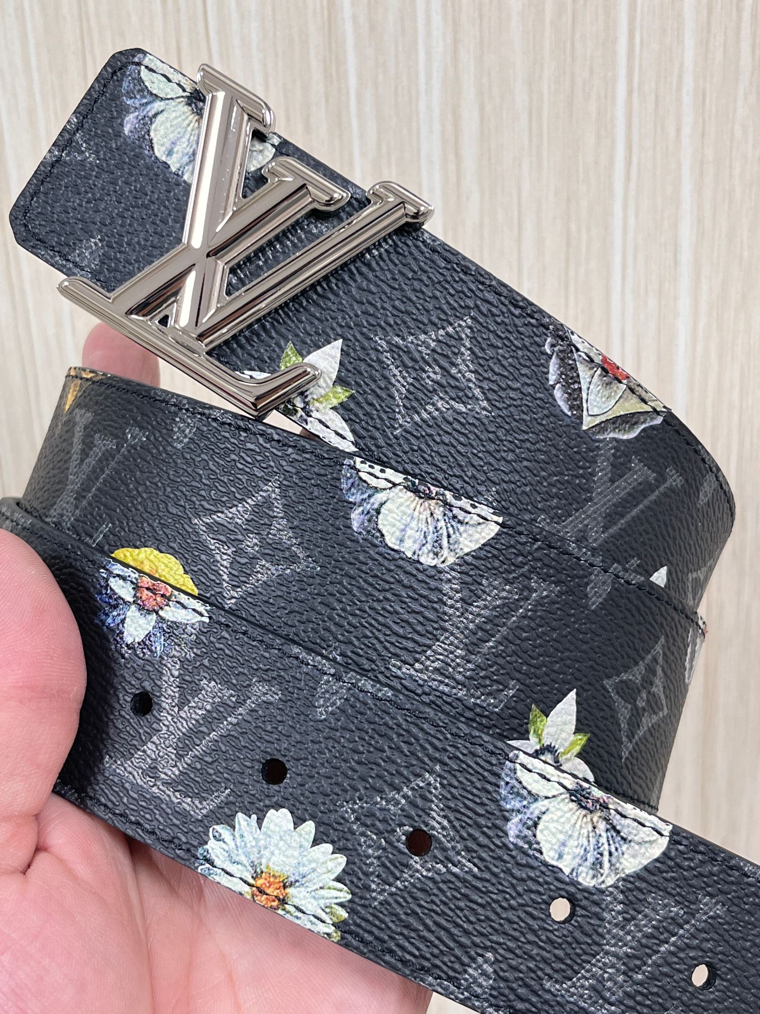 当季新款一腰带两穿：双面设计，一面哑光灰花花休闲，一面纯黑商务，轻松适配通勤、休闲、正式等全场景，经典与