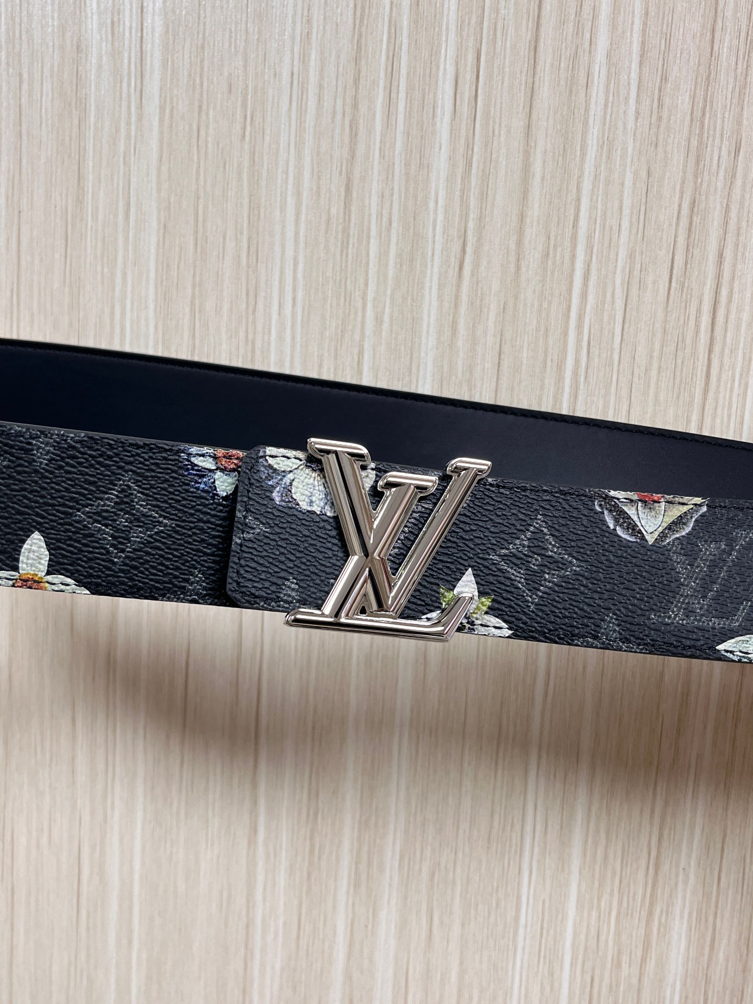 当季新款一腰带两穿：双面设计，一面哑光灰花花休闲，一面纯黑商务，轻松适配通勤、休闲、正式等全场景，经典与