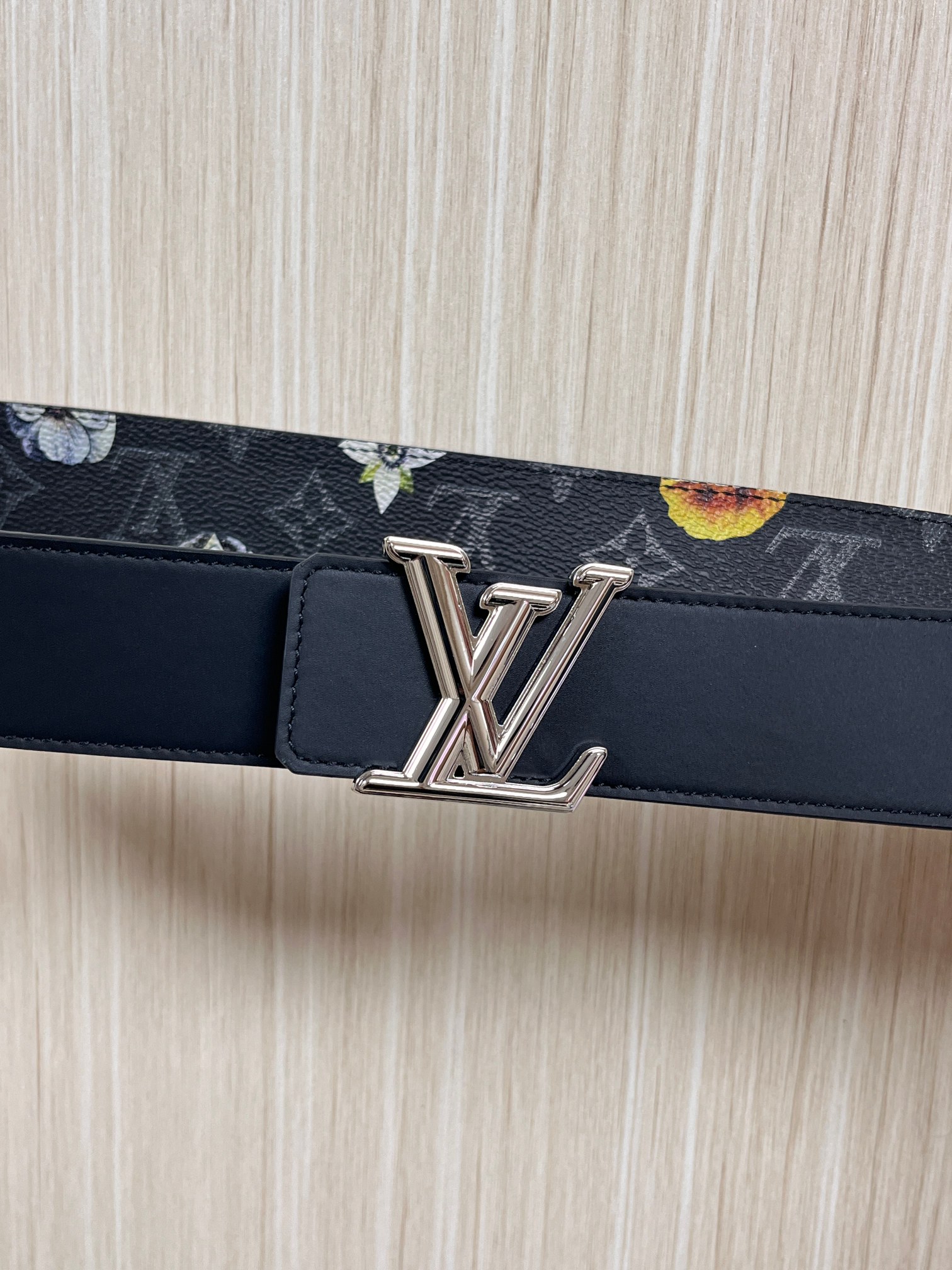 当季新款一腰带两穿：双面设计，一面哑光灰花花休闲，一面纯黑商务，轻松适配通勤、休闲、正式等全场景，经典与