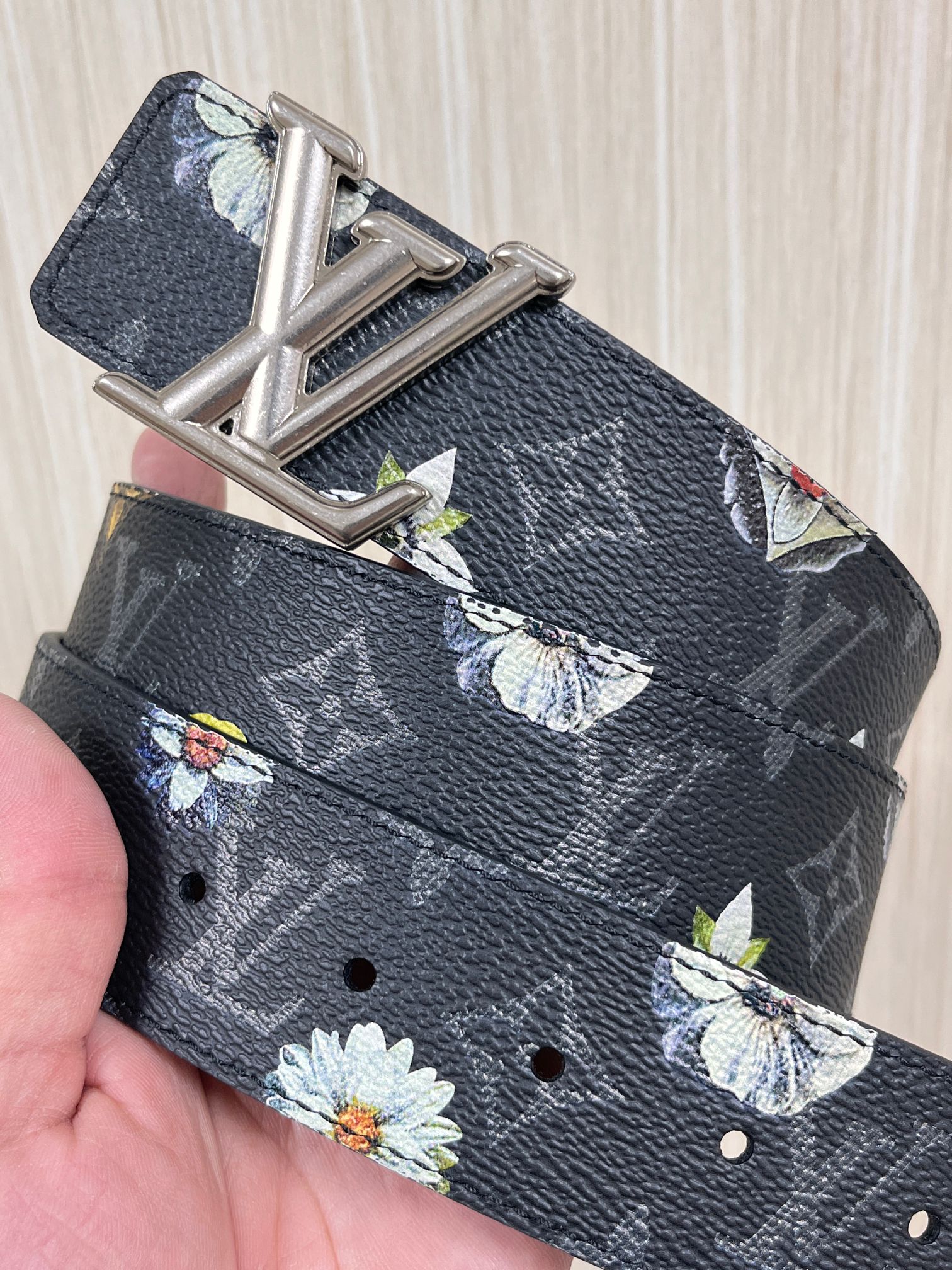 当季新款一腰带两穿：双面设计，一面哑光灰花花休闲，一面纯黑商务，轻松适配通勤、休闲、正式等全场景，经典与