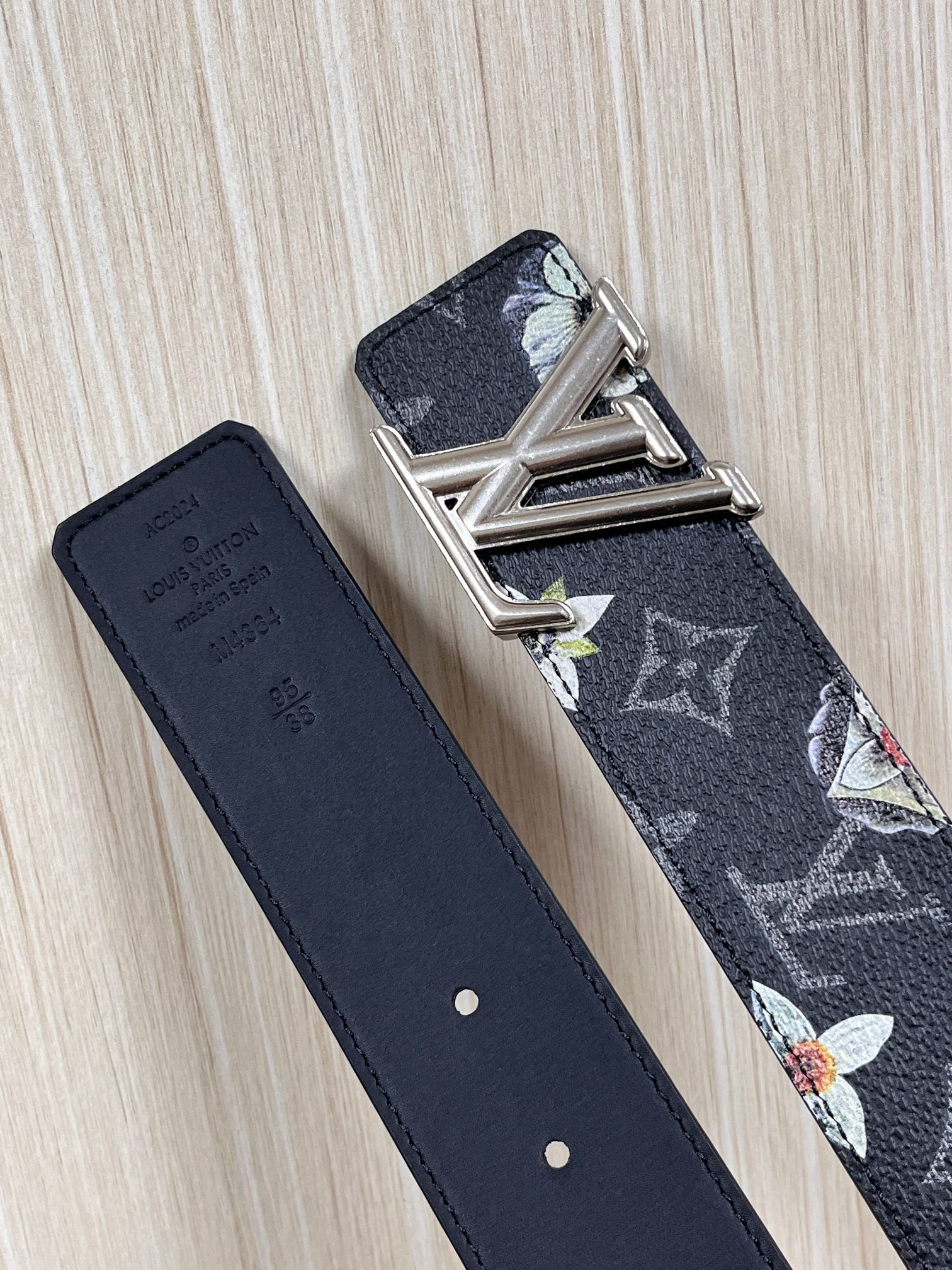 当季新款一腰带两穿：双面设计，一面哑光灰花花休闲，一面纯黑商务，轻松适配通勤、休闲、正式等全场景，经典与