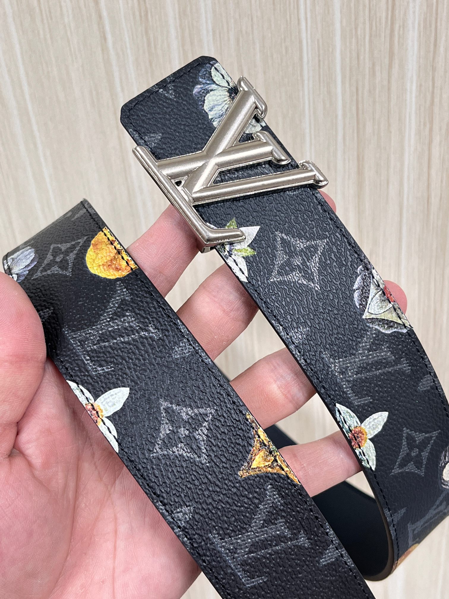 当季新款一腰带两穿：双面设计，一面哑光灰花花休闲，一面纯黑商务，轻松适配通勤、休闲、正式等全场景，经典与