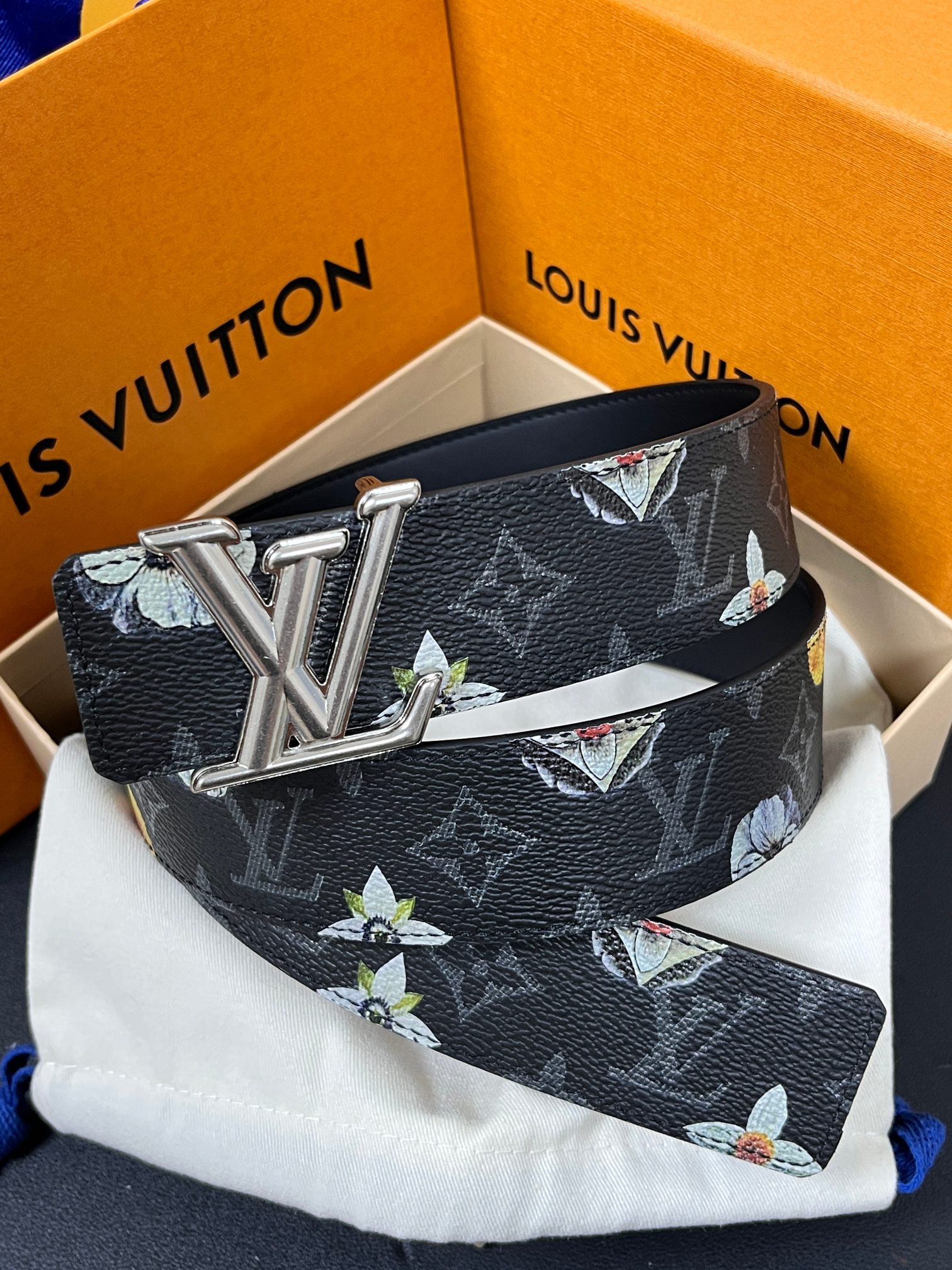 当季新款一腰带两穿：双面设计，一面哑光灰花花休闲，一面纯黑商务，轻松适配通勤、休闲、正式等全场景，经典与