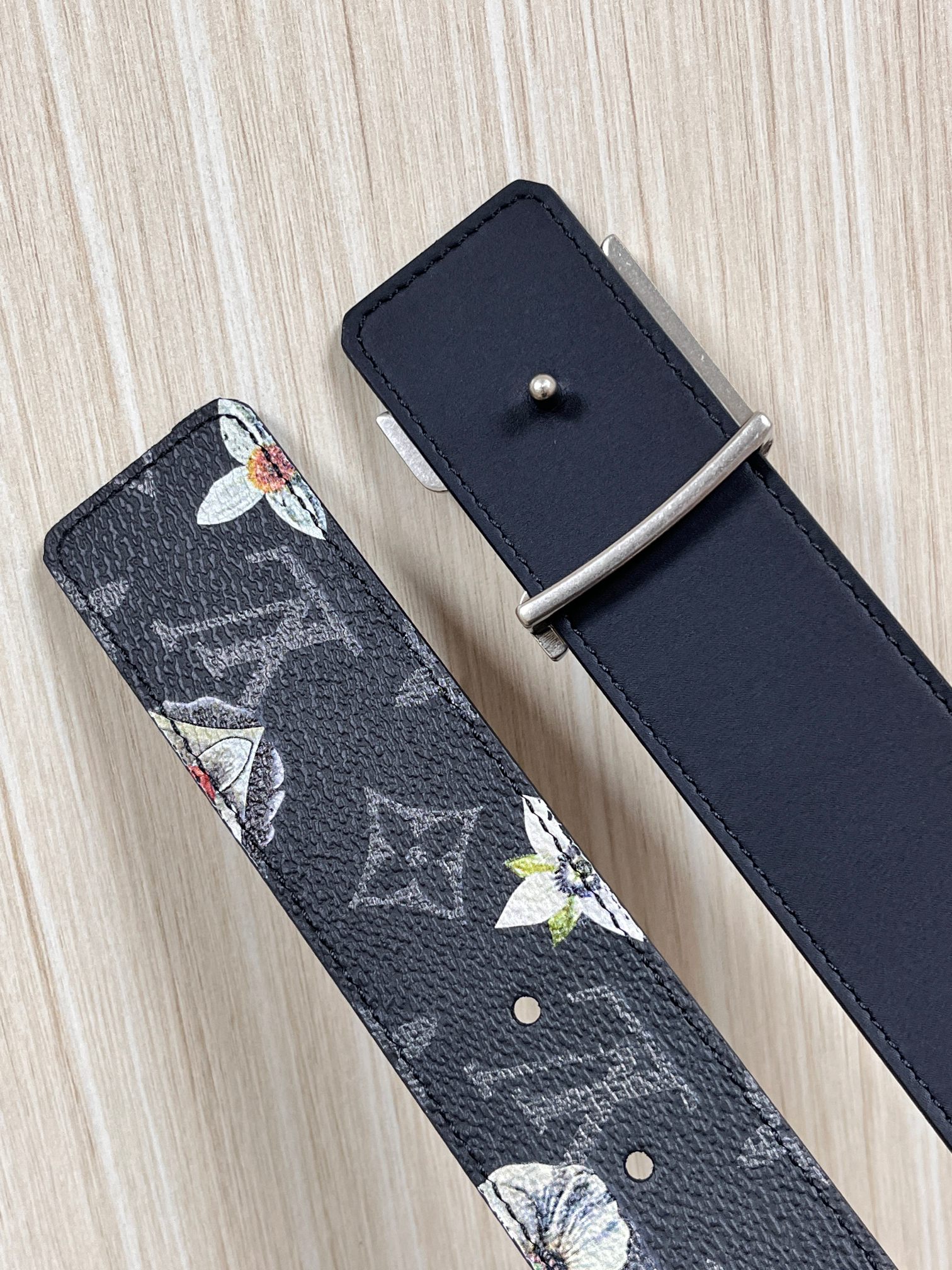 当季新款一腰带两穿：双面设计，一面哑光灰花花休闲，一面纯黑商务，轻松适配通勤、休闲、正式等全场景，经典与