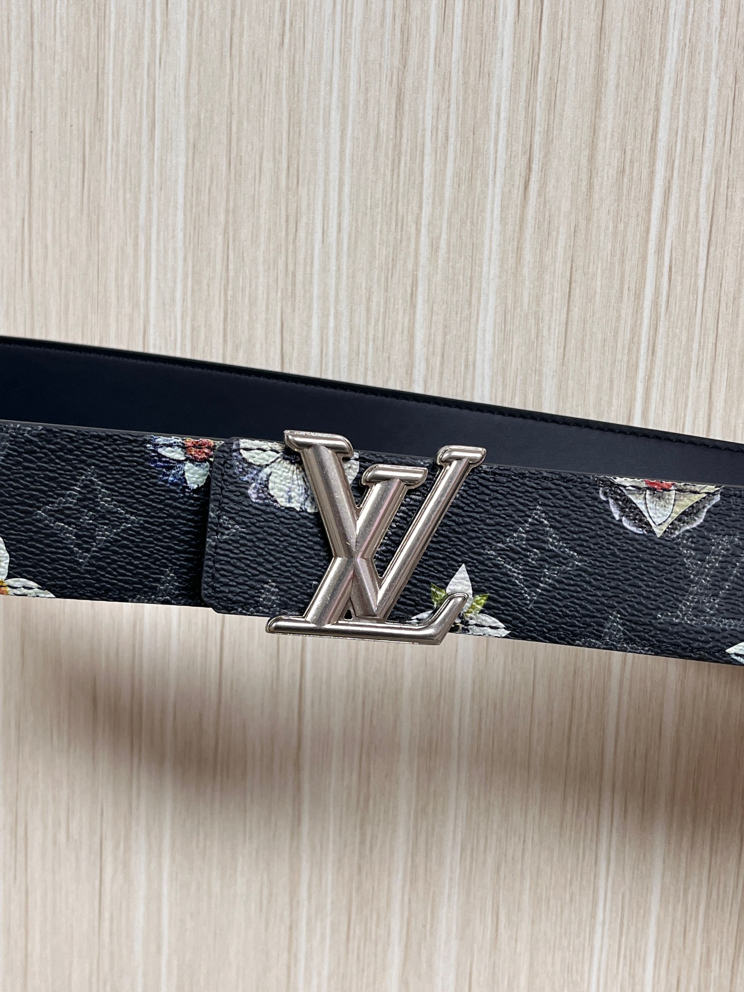 当季新款一腰带两穿：双面设计，一面哑光灰花花休闲，一面纯黑商务，轻松适配通勤、休闲、正式等全场景，经典与