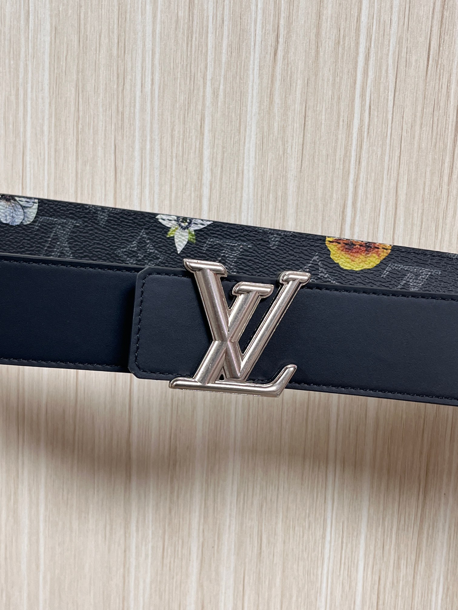 当季新款一腰带两穿：双面设计，一面哑光灰花花休闲，一面纯黑商务，轻松适配通勤、休闲、正式等全场景，经典与