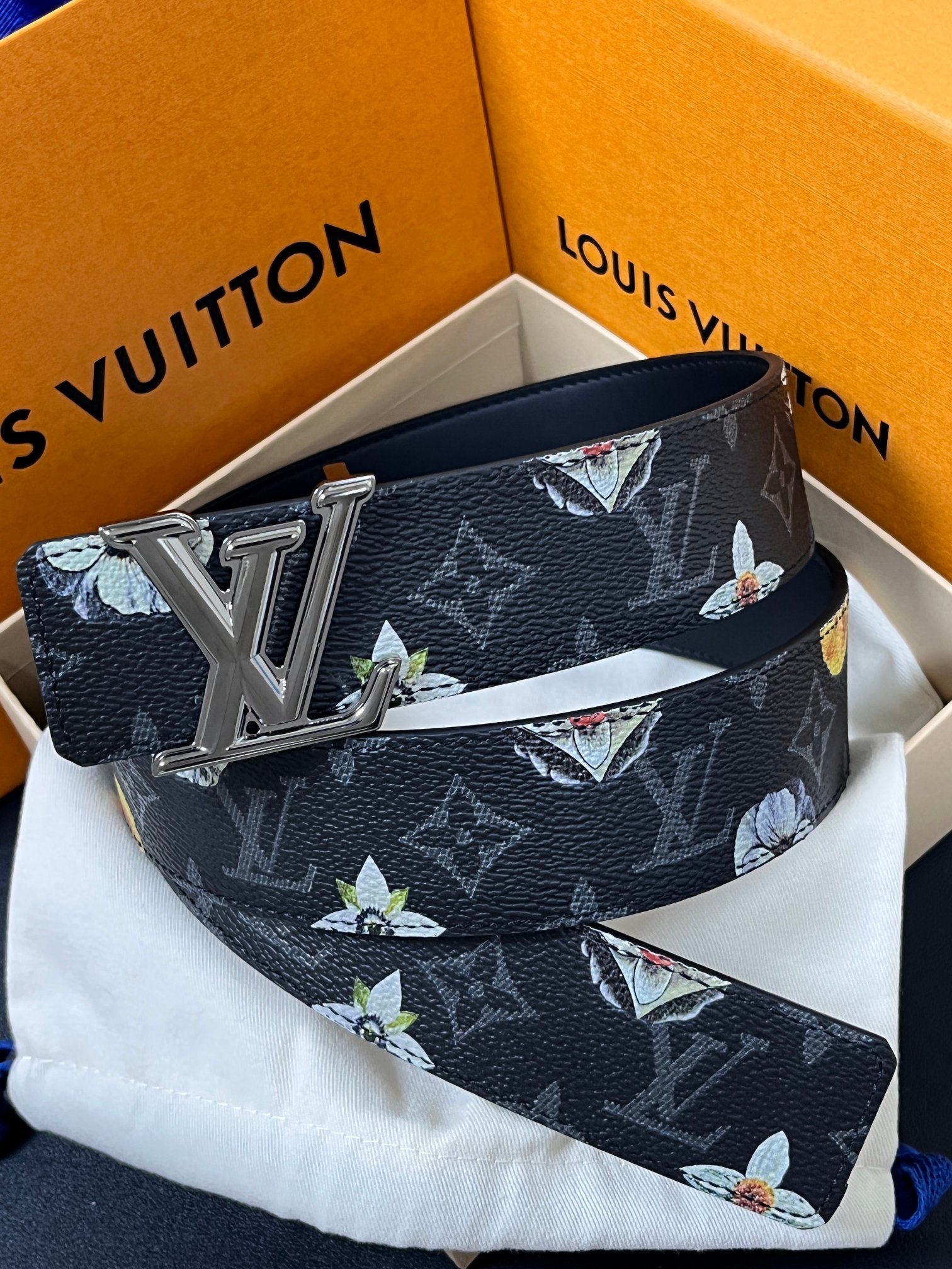 当季新款一腰带两穿：双面设计，一面哑光灰花花休闲，一面纯黑商务，轻松适配通勤、休闲、正式等全场景，经典与