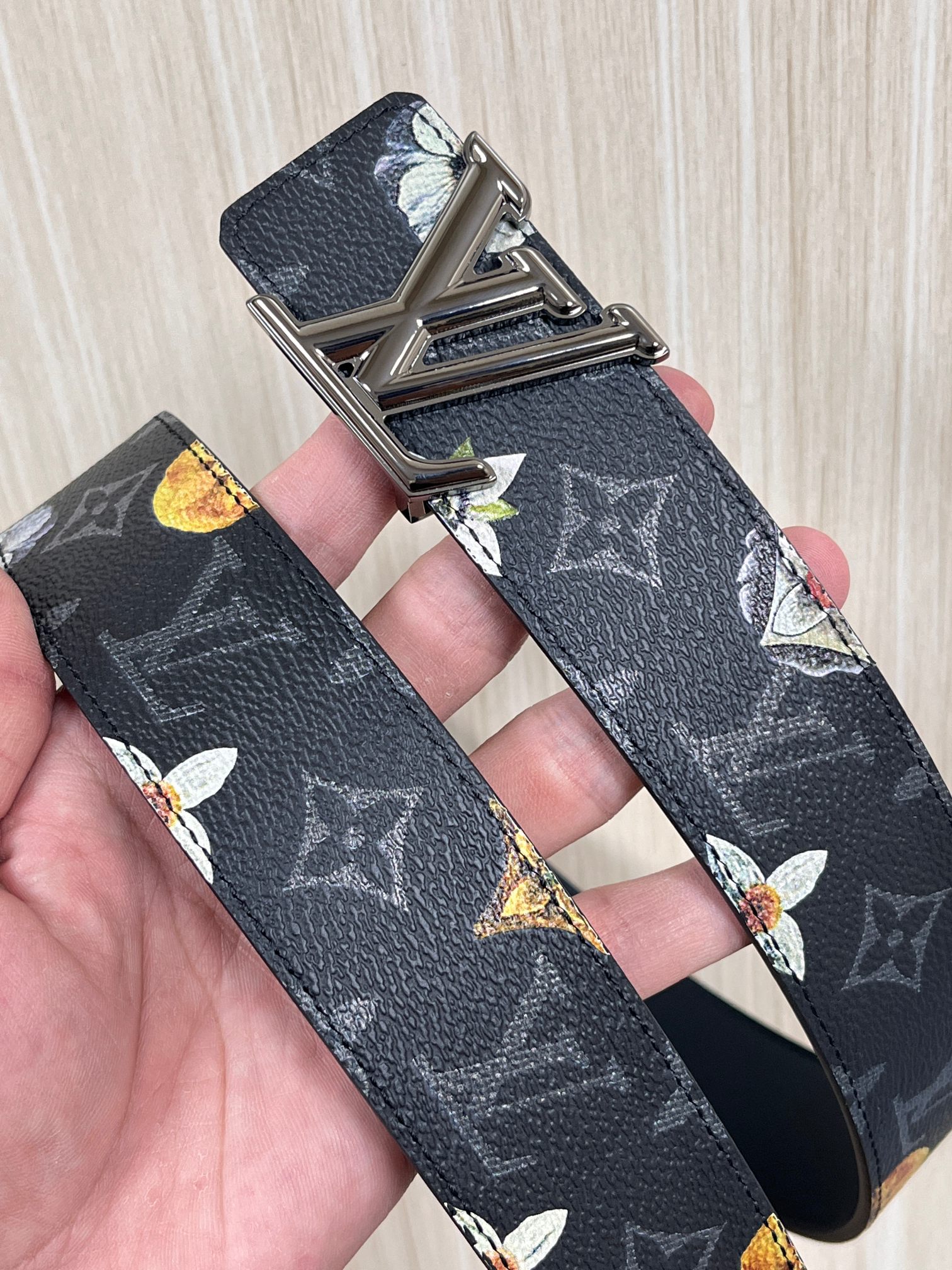 当季新款一腰带两穿：双面设计，一面哑光灰花花休闲，一面纯黑商务，轻松适配通勤、休闲、正式等全场景，经典与