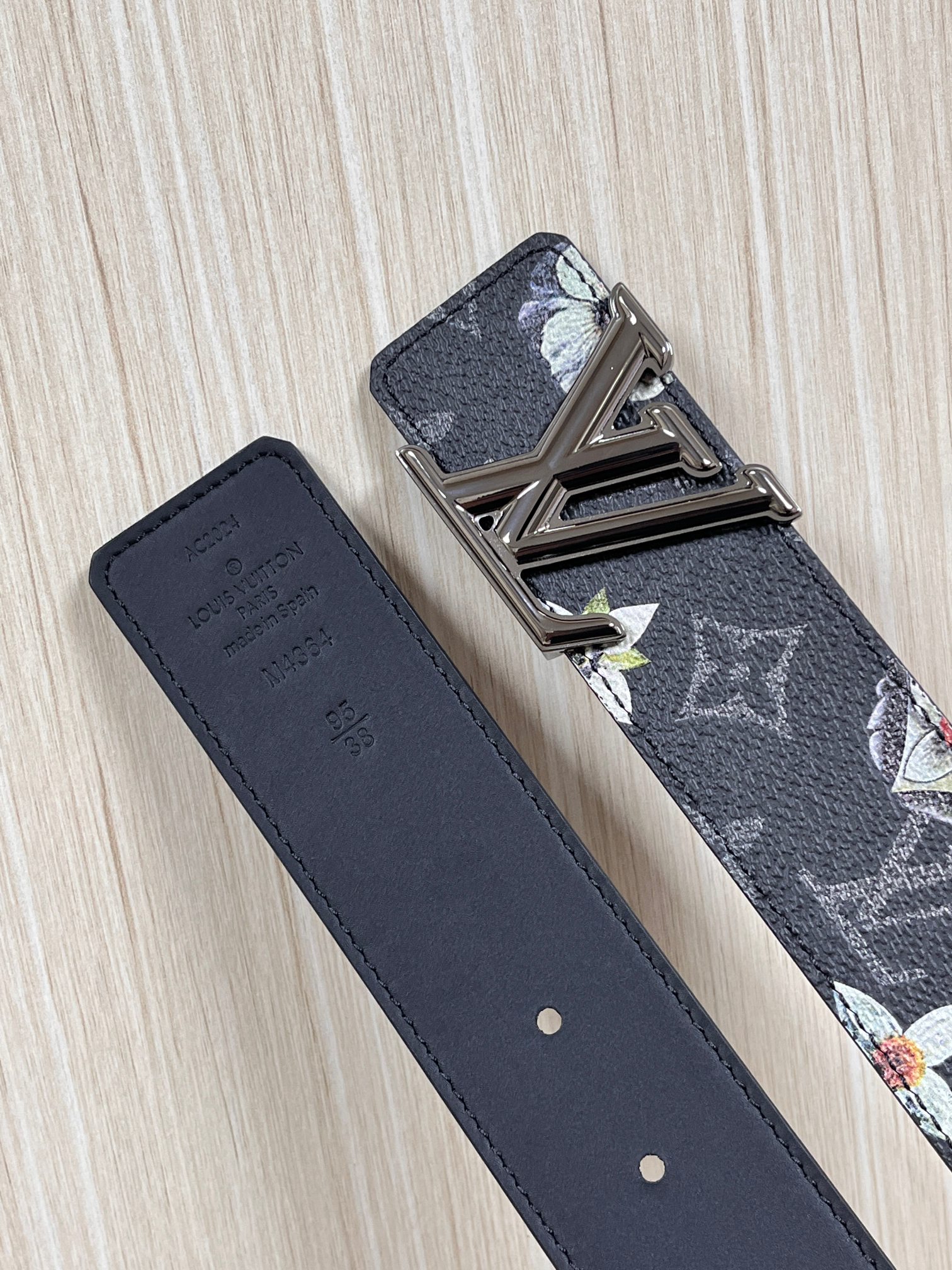 当季新款一腰带两穿：双面设计，一面哑光灰花花休闲，一面纯黑商务，轻松适配通勤、休闲、正式等全场景，经典与