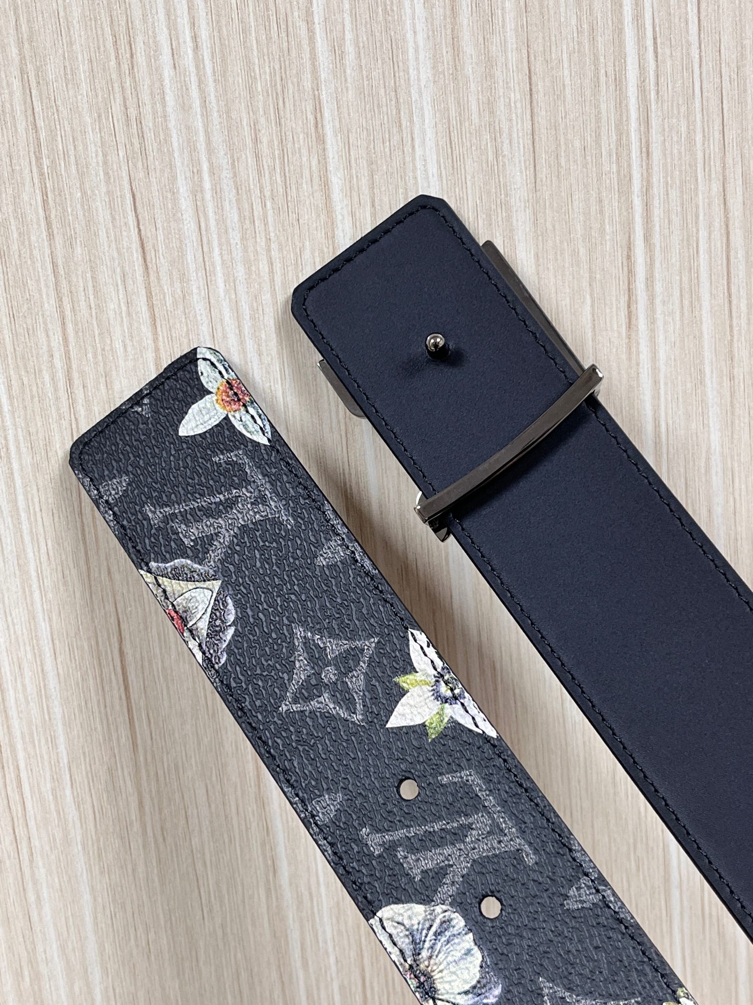 当季新款一腰带两穿：双面设计，一面哑光灰花花休闲，一面纯黑商务，轻松适配通勤、休闲、正式等全场景，经典与