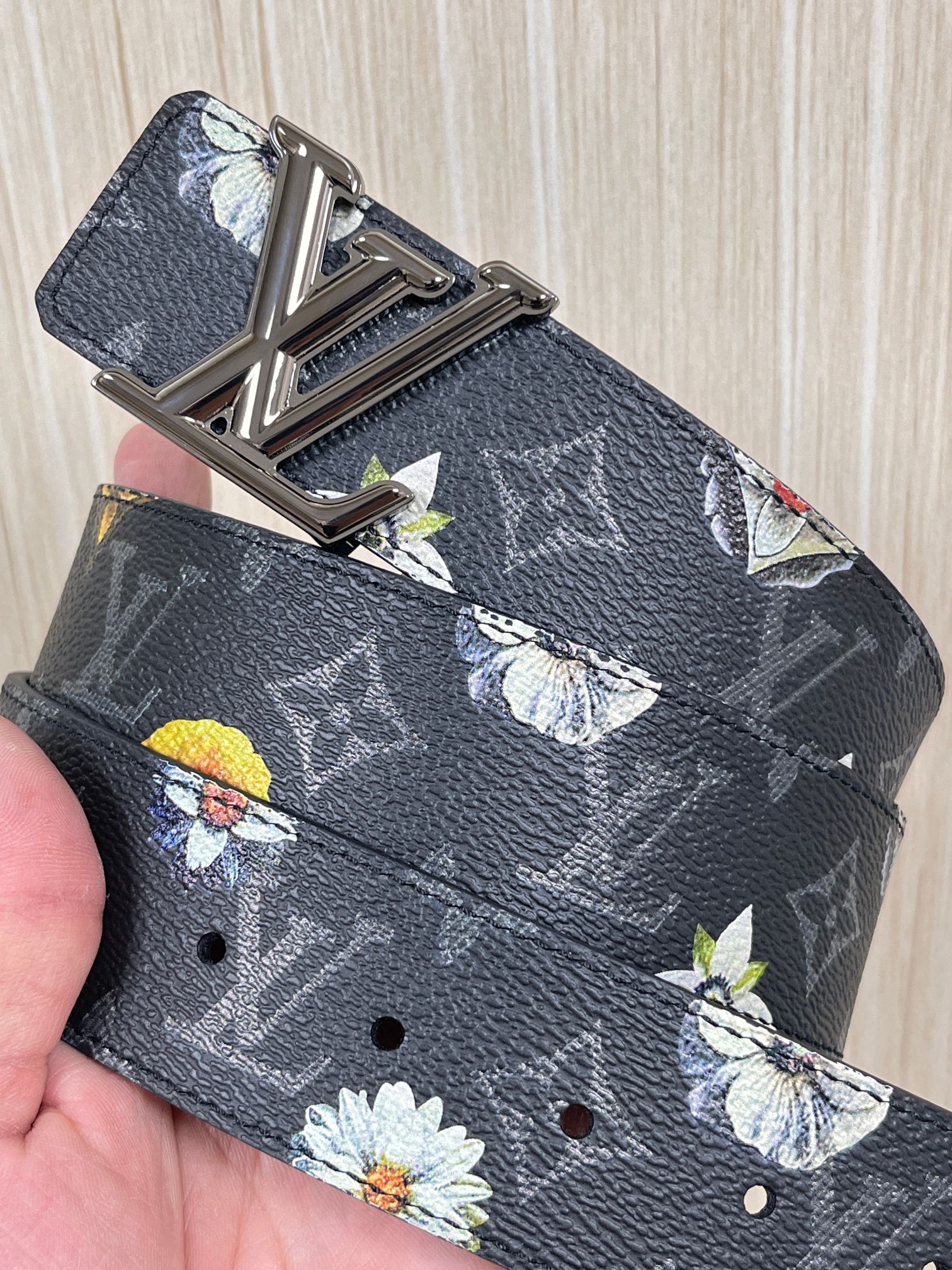 当季新款一腰带两穿：双面设计，一面哑光灰花花休闲，一面纯黑商务，轻松适配通勤、休闲、正式等全场景，经典与