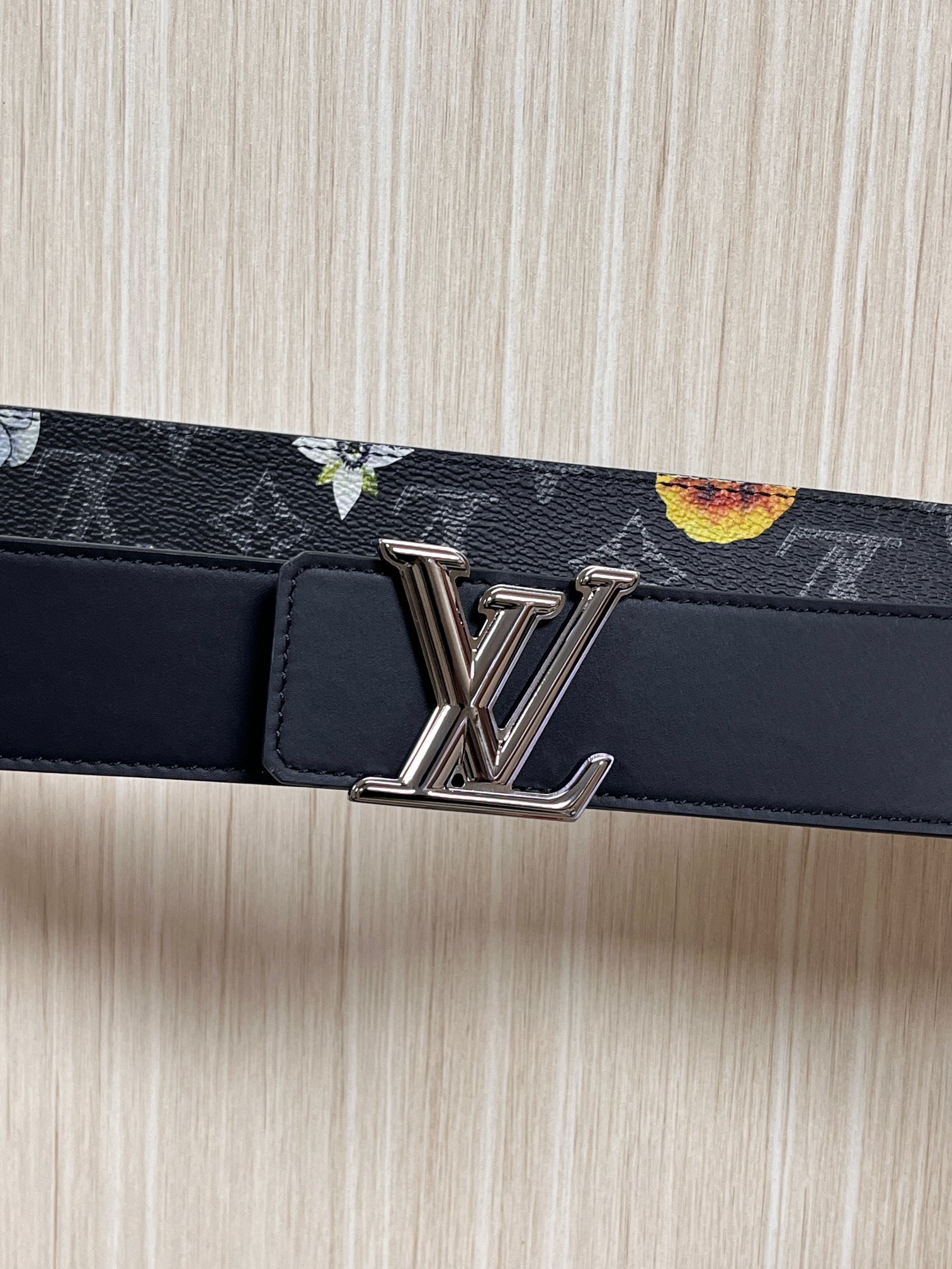 当季新款一腰带两穿：双面设计，一面哑光灰花花休闲，一面纯黑商务，轻松适配通勤、休闲、正式等全场景，经典与