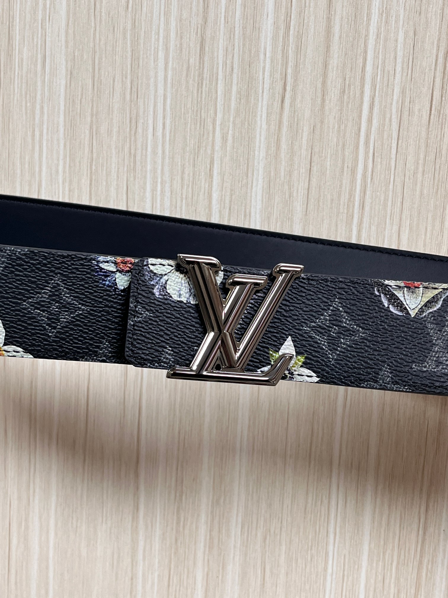 当季新款一腰带两穿：双面设计，一面哑光灰花花休闲，一面纯黑商务，轻松适配通勤、休闲、正式等全场景，经典与