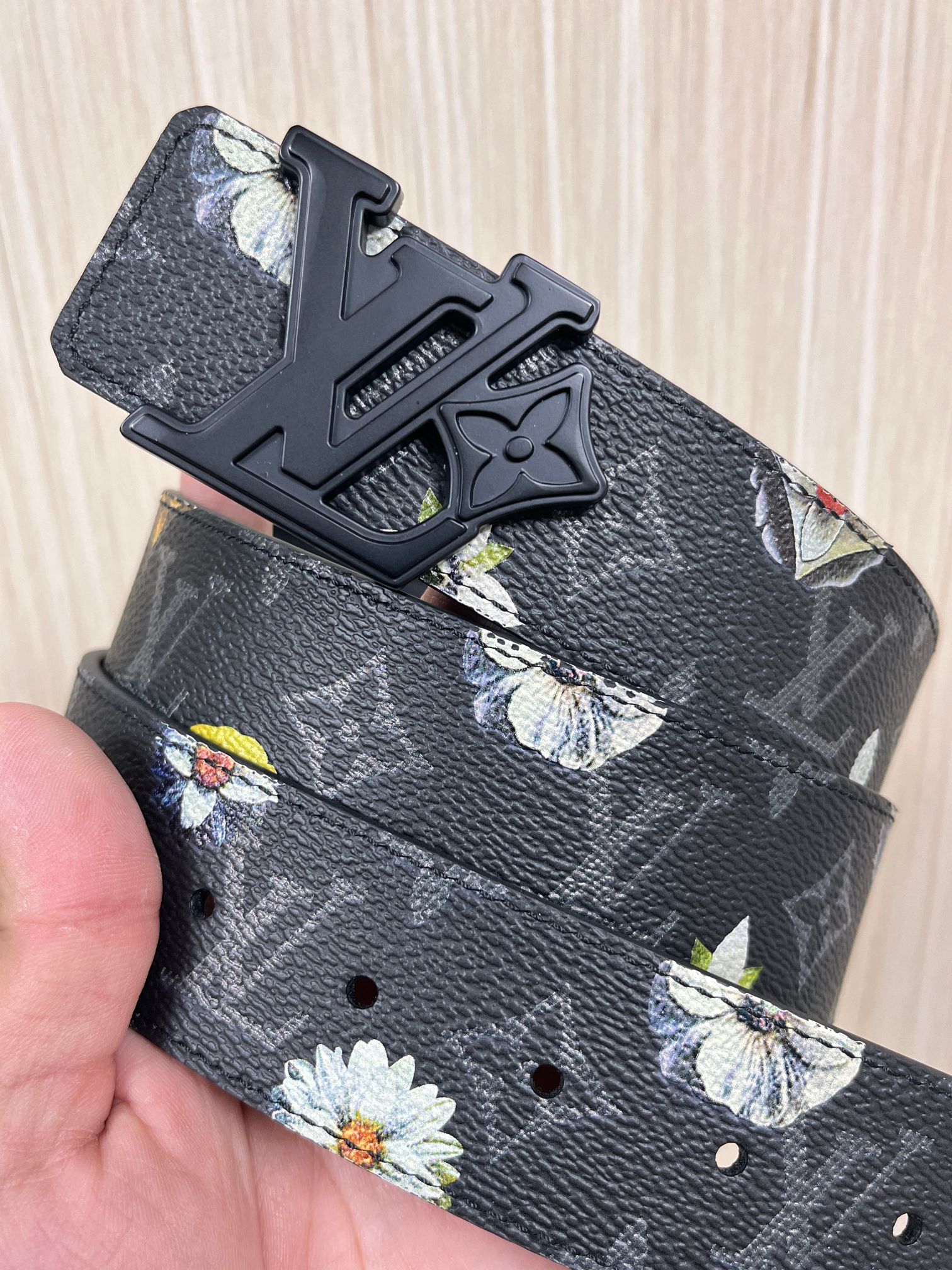 当季新款一腰带两穿：双面设计，一面哑光灰花花休闲，一面纯黑商务，轻松适配通勤、休闲、正式等全场景，经典与