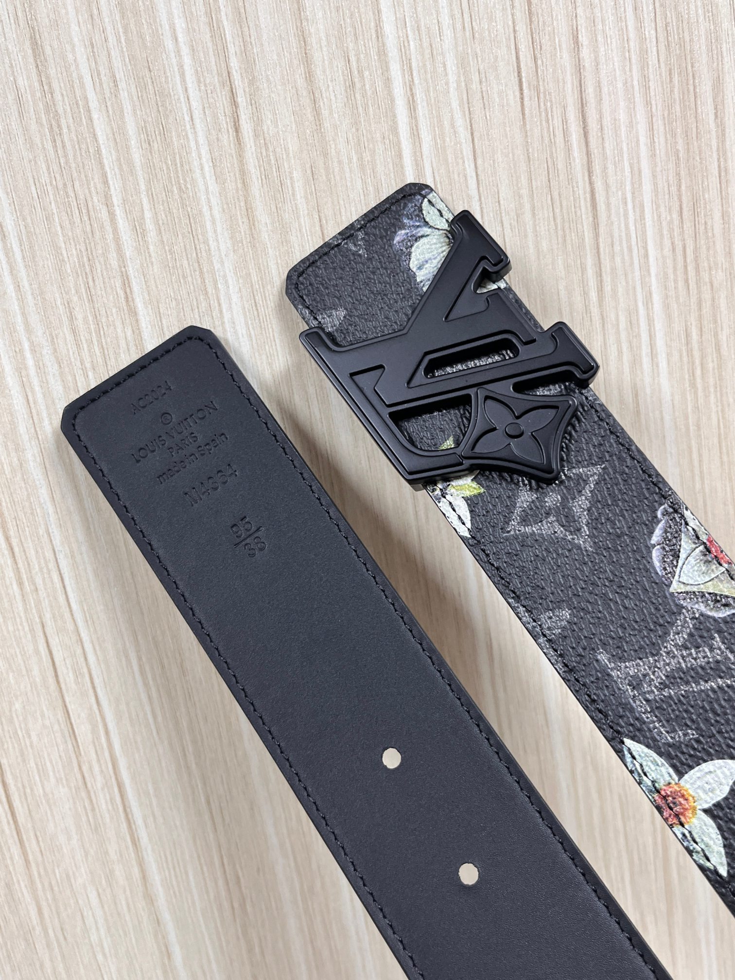 当季新款一腰带两穿：双面设计，一面哑光灰花花休闲，一面纯黑商务，轻松适配通勤、休闲、正式等全场景，经典与