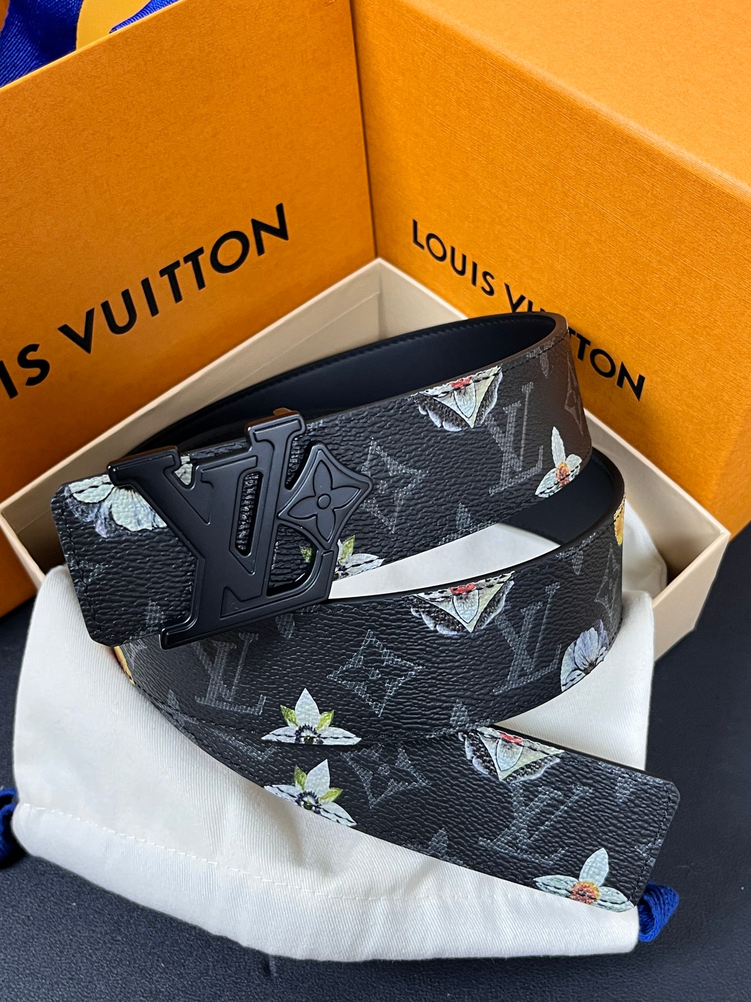 当季新款一腰带两穿：双面设计，一面哑光灰花花休闲，一面纯黑商务，轻松适配通勤、休闲、正式等全场景，经典与