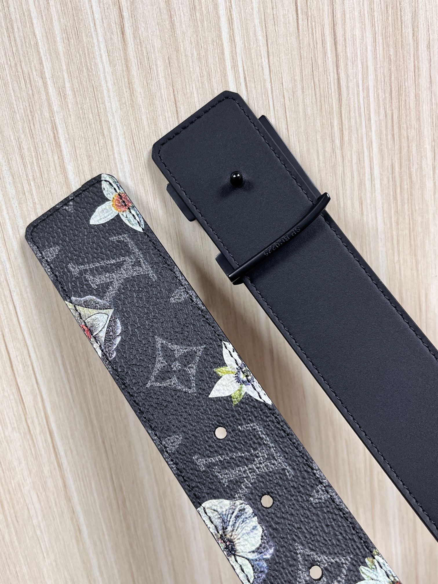 当季新款一腰带两穿：双面设计，一面哑光灰花花休闲，一面纯黑商务，轻松适配通勤、休闲、正式等全场景，经典与