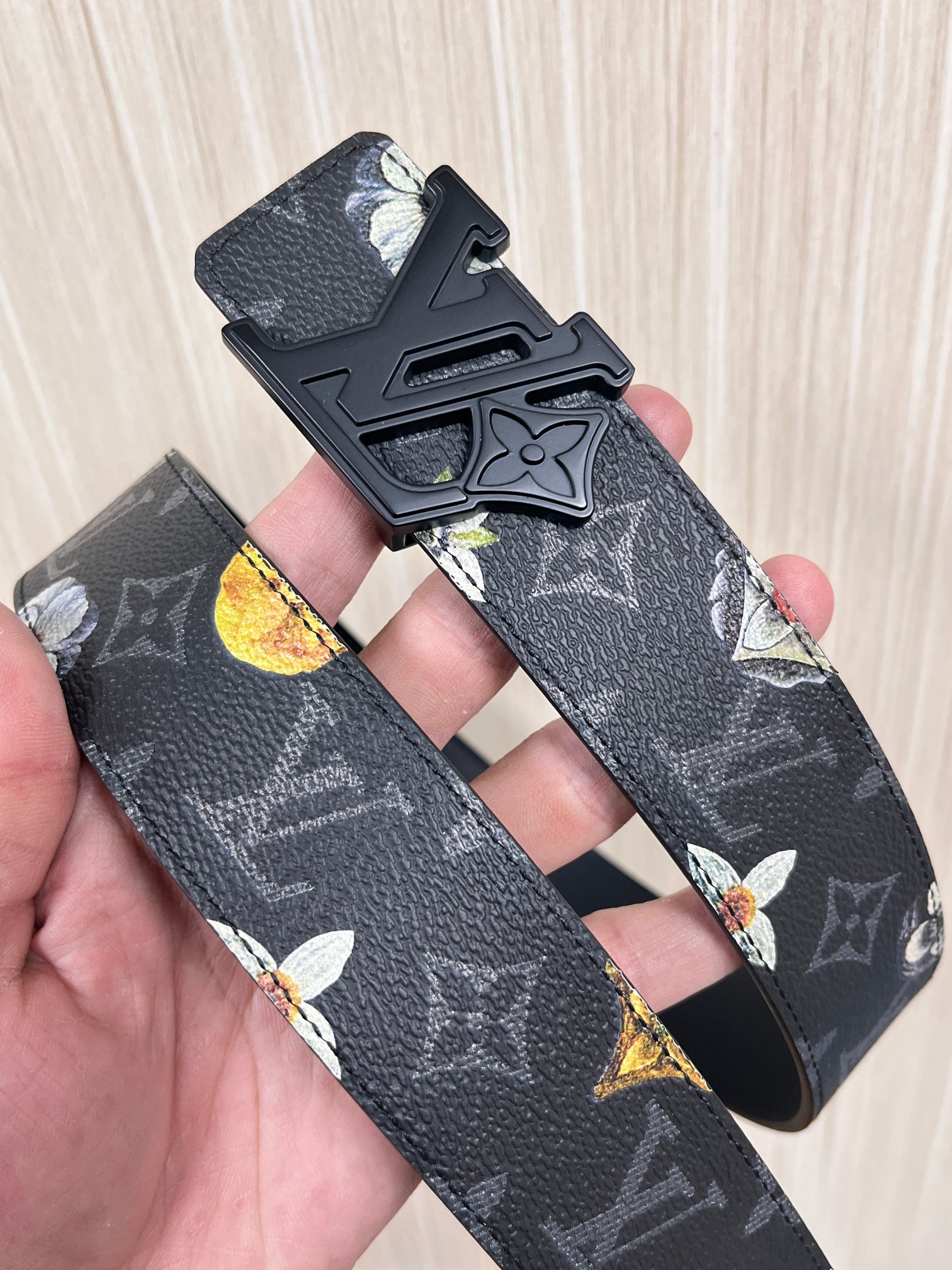 当季新款一腰带两穿：双面设计，一面哑光灰花花休闲，一面纯黑商务，轻松适配通勤、休闲、正式等全场景，经典与