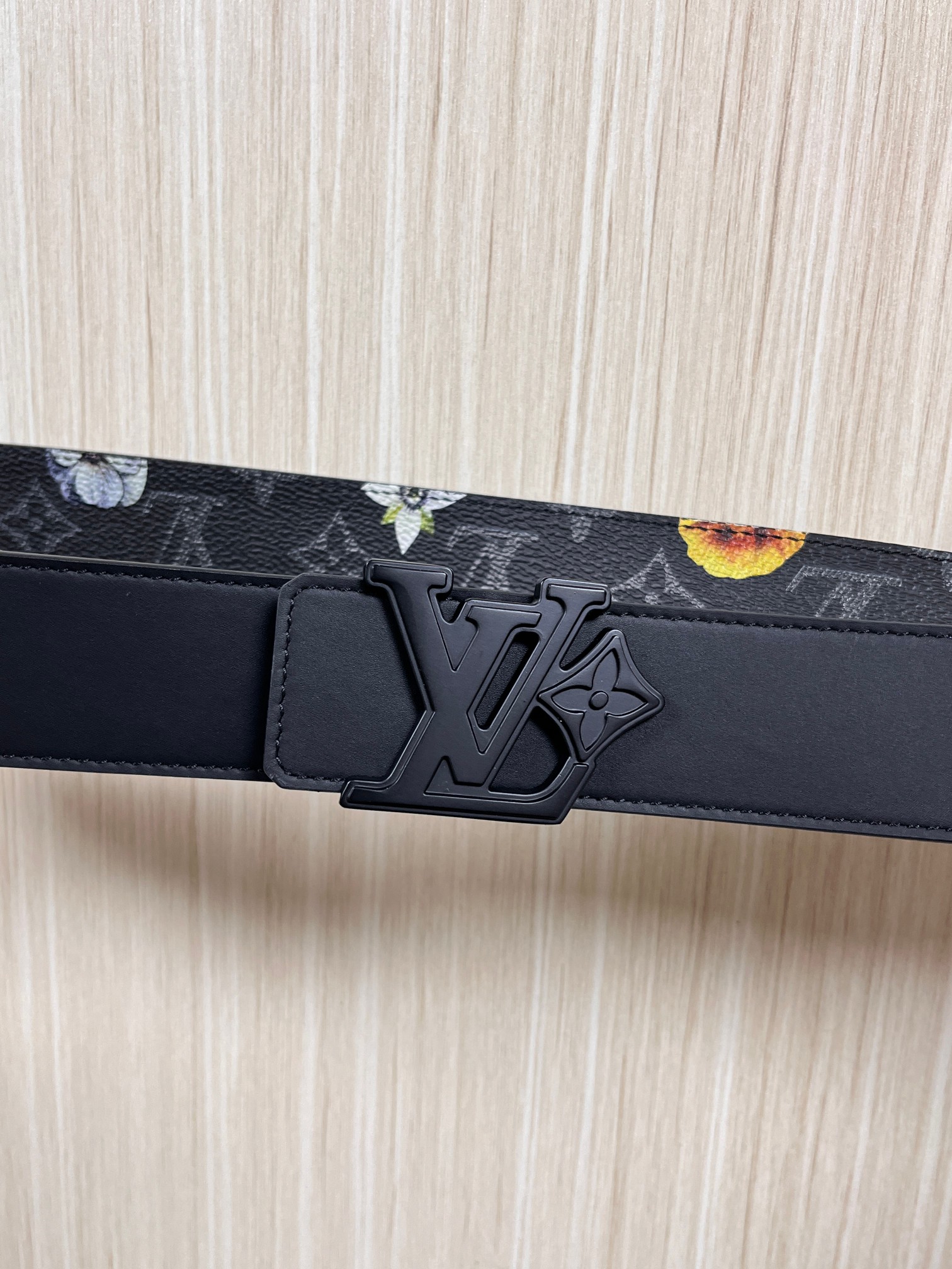 当季新款一腰带两穿：双面设计，一面哑光灰花花休闲，一面纯黑商务，轻松适配通勤、休闲、正式等全场景，经典与