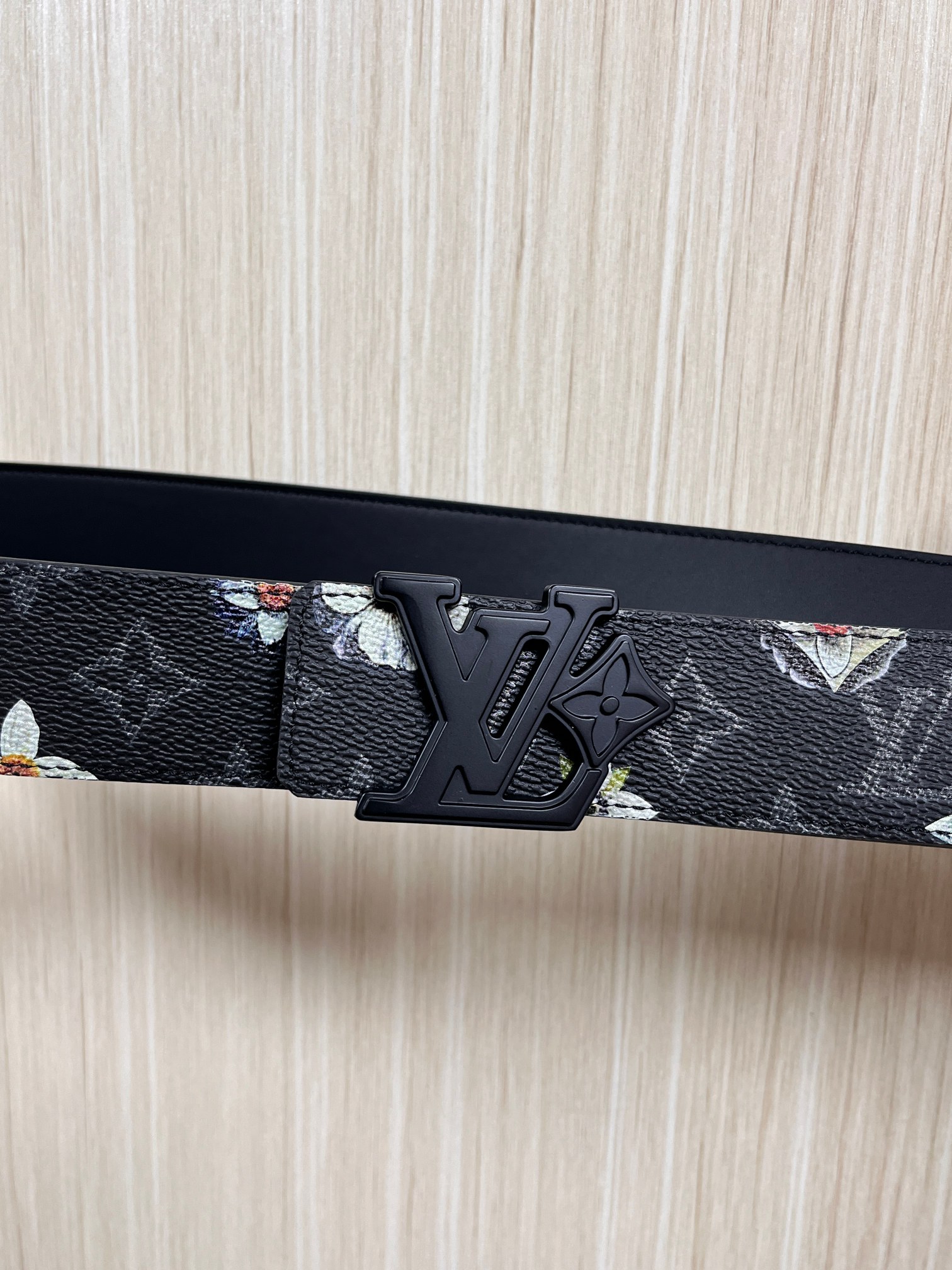 当季新款一腰带两穿：双面设计，一面哑光灰花花休闲，一面纯黑商务，轻松适配通勤、休闲、正式等全场景，经典与