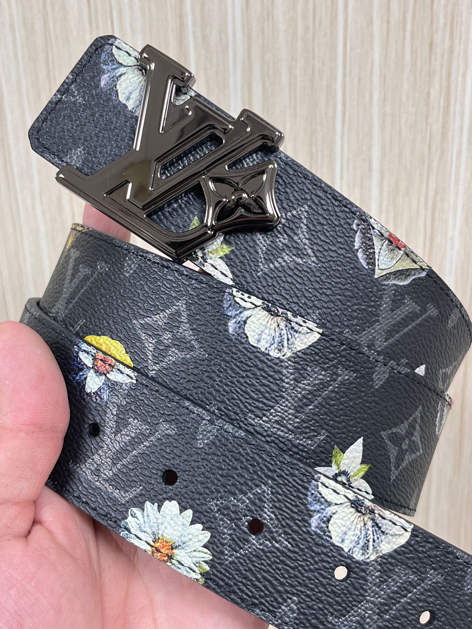 当季新款一腰带两穿：双面设计，一面哑光灰花花休闲，一面纯黑商务，轻松适配通勤、休闲、正式等全场景，经典与