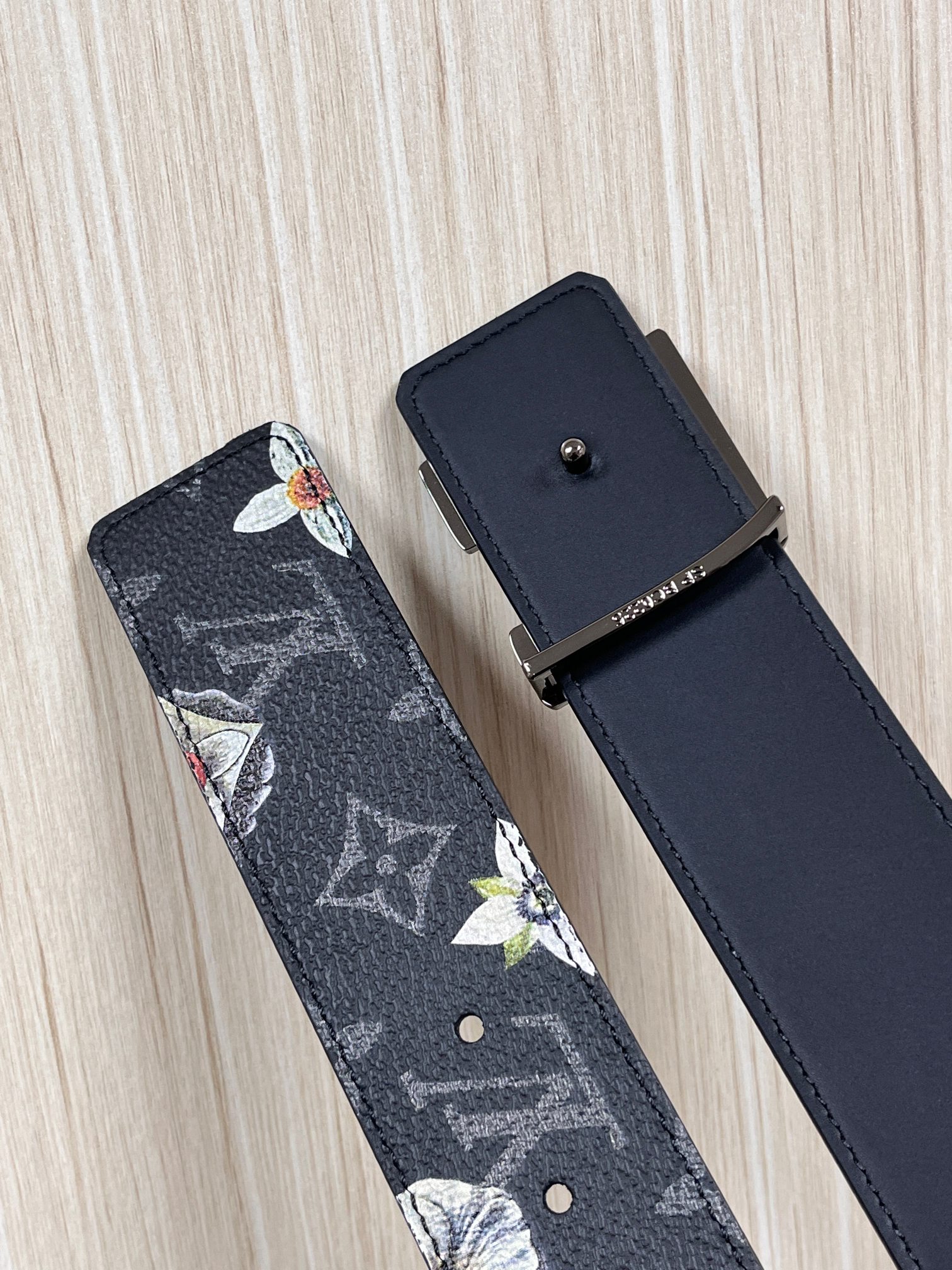 当季新款一腰带两穿：双面设计，一面哑光灰花花休闲，一面纯黑商务，轻松适配通勤、休闲、正式等全场景，经典与