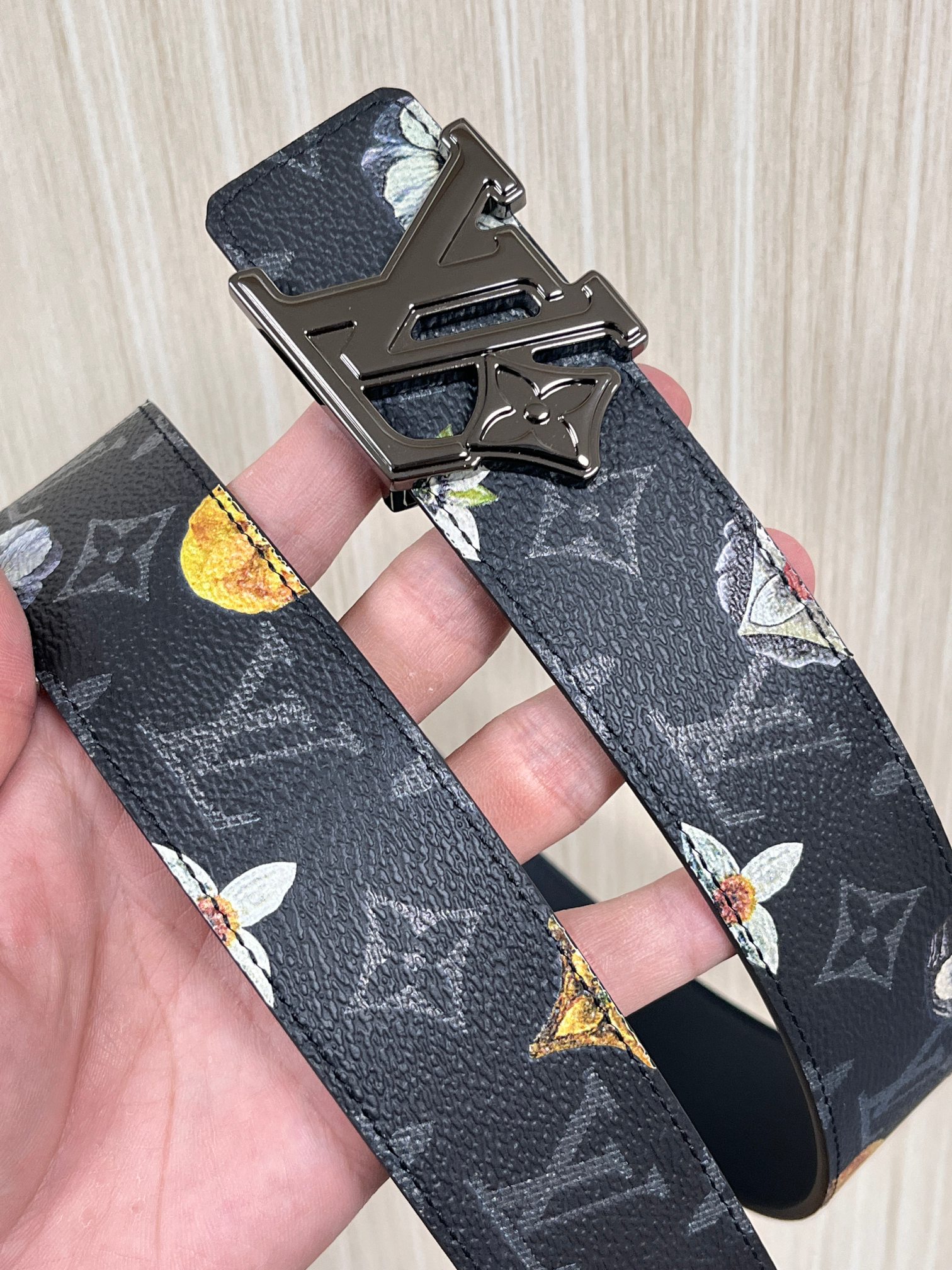 当季新款一腰带两穿：双面设计，一面哑光灰花花休闲，一面纯黑商务，轻松适配通勤、休闲、正式等全场景，经典与