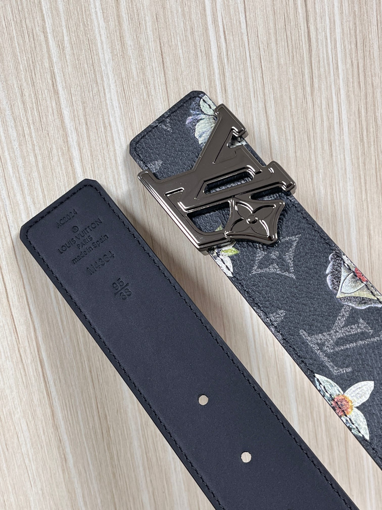 当季新款一腰带两穿：双面设计，一面哑光灰花花休闲，一面纯黑商务，轻松适配通勤、休闲、正式等全场景，经典与