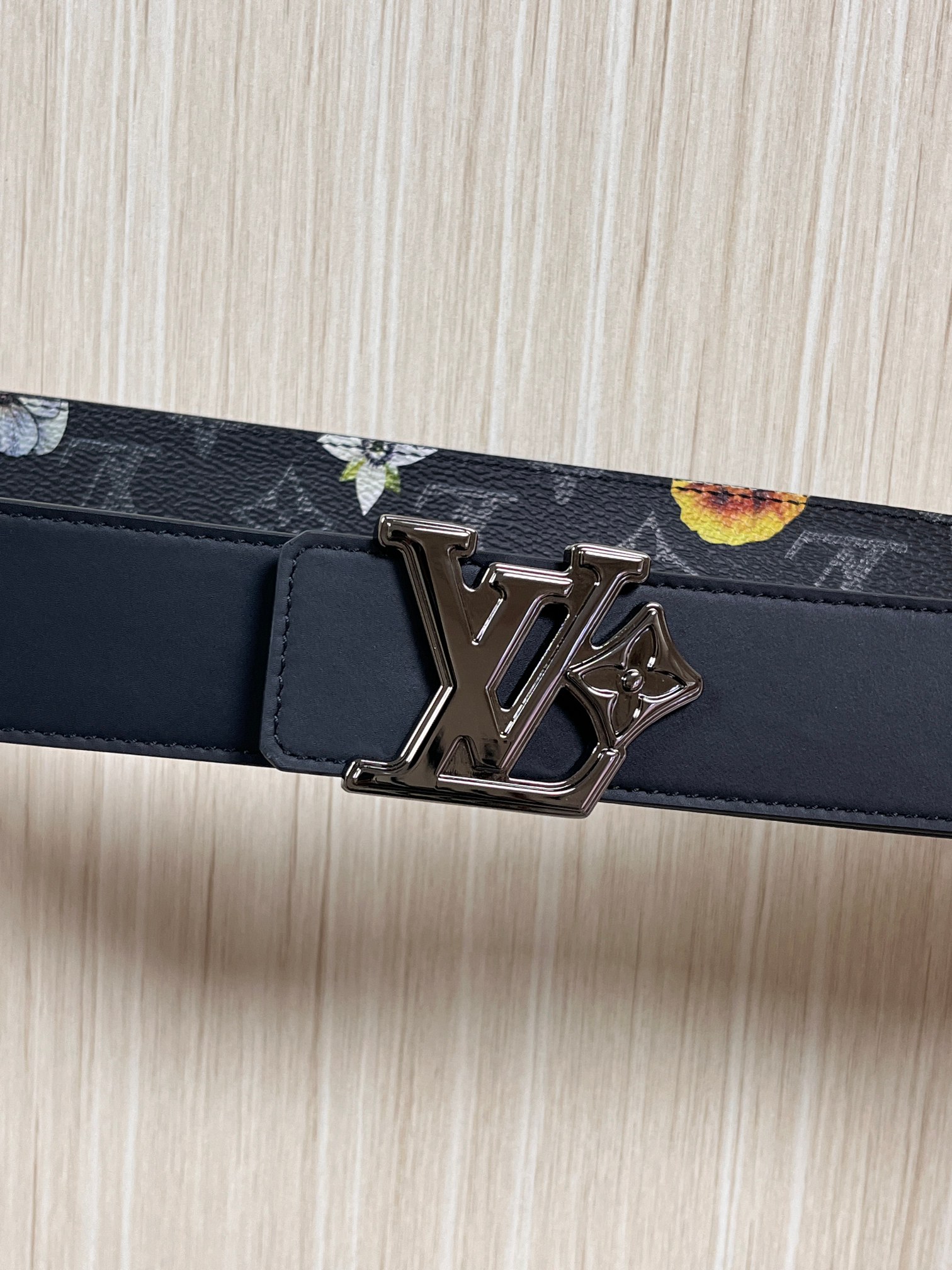 当季新款一腰带两穿：双面设计，一面哑光灰花花休闲，一面纯黑商务，轻松适配通勤、休闲、正式等全场景，经典与