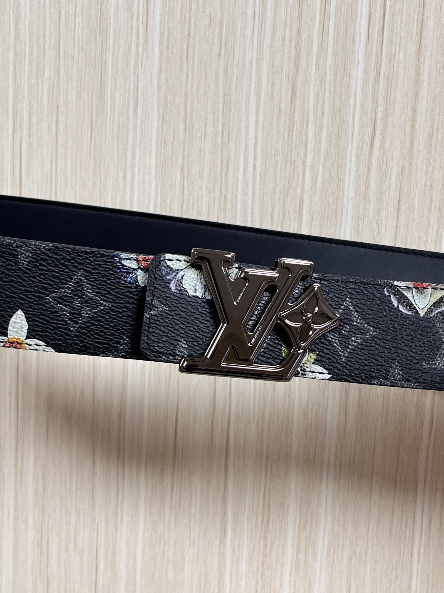 当季新款一腰带两穿：双面设计，一面哑光灰花花休闲，一面纯黑商务，轻松适配通勤、休闲、正式等全场景，经典与