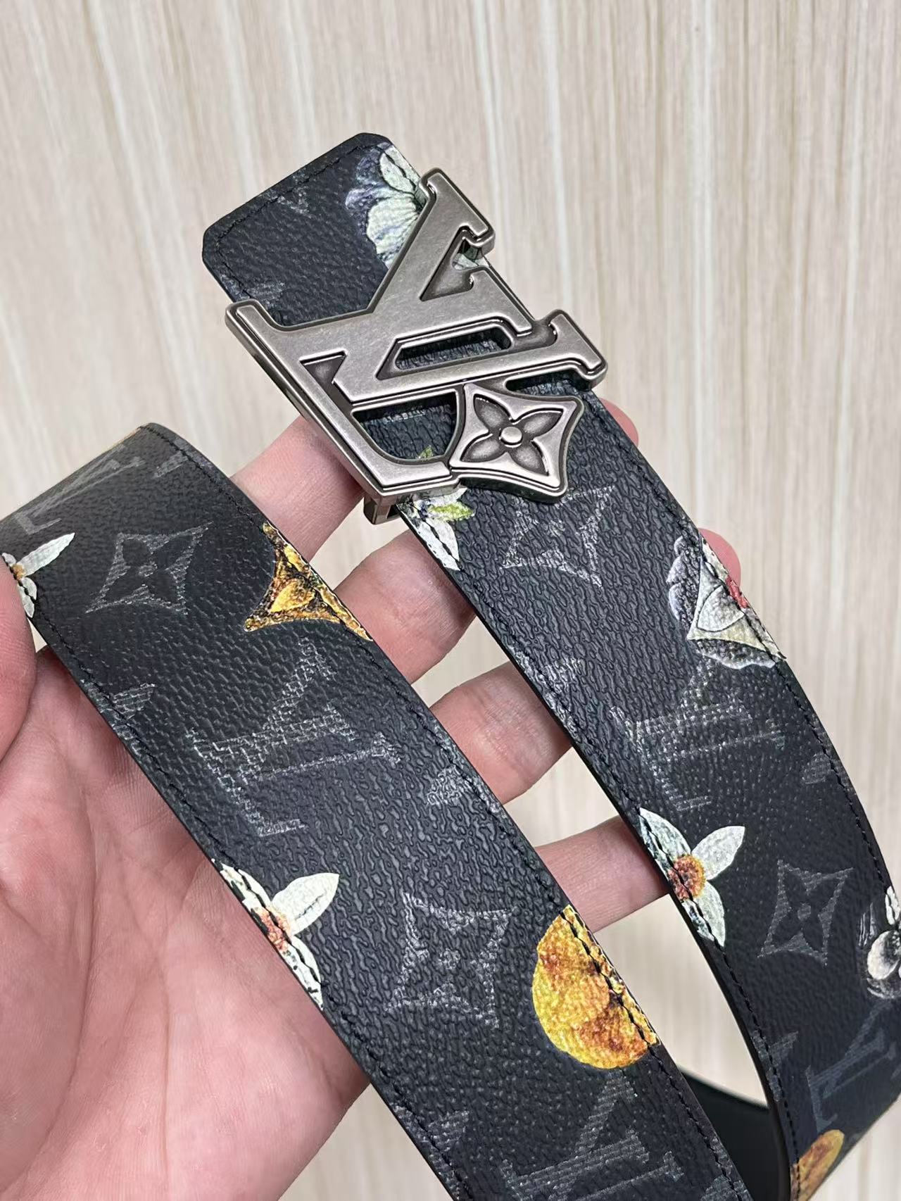 当季新款一腰带两穿：双面设计，一面哑光灰花花休闲，一面纯黑商务，轻松适配通勤、休闲、正式等全场景，经典与