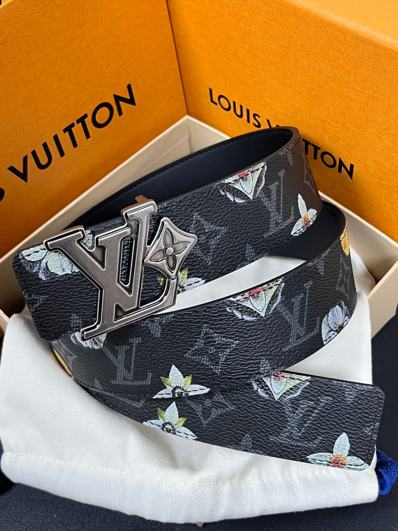 当季新款一腰带两穿：双面设计，一面哑光灰花花休闲，一面纯黑商务，轻松适配通勤、休闲、正式等全场景，经典与