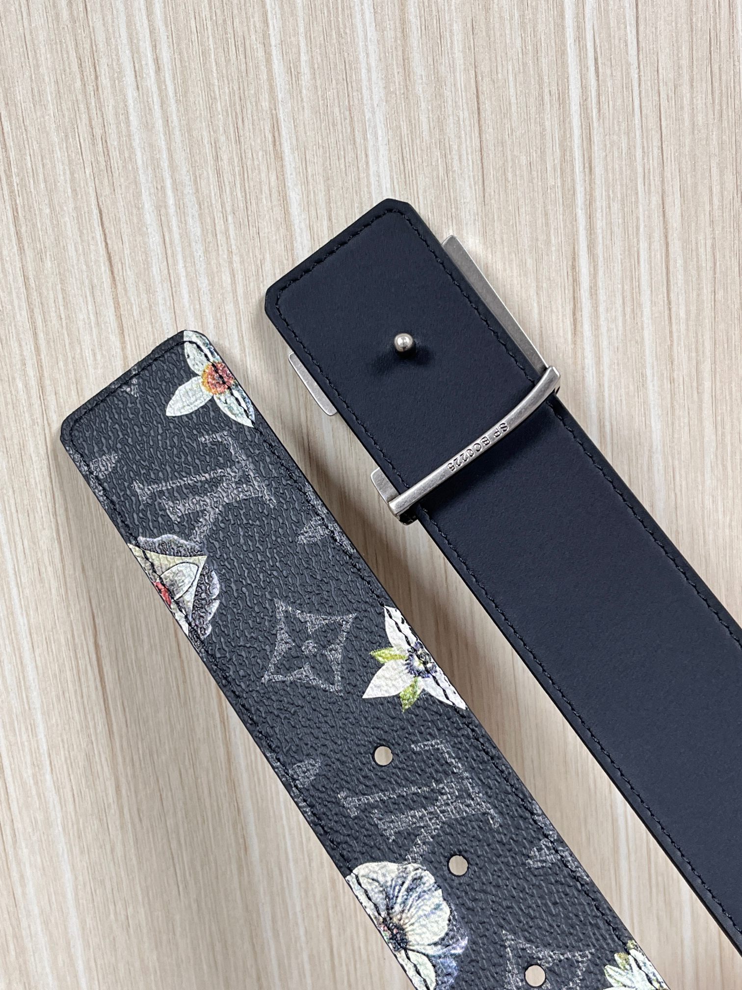 当季新款一腰带两穿：双面设计，一面哑光灰花花休闲，一面纯黑商务，轻松适配通勤、休闲、正式等全场景，经典与