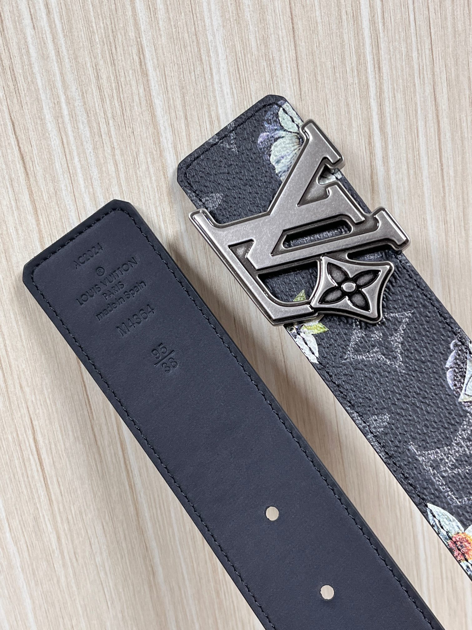 当季新款一腰带两穿：双面设计，一面哑光灰花花休闲，一面纯黑商务，轻松适配通勤、休闲、正式等全场景，经典与