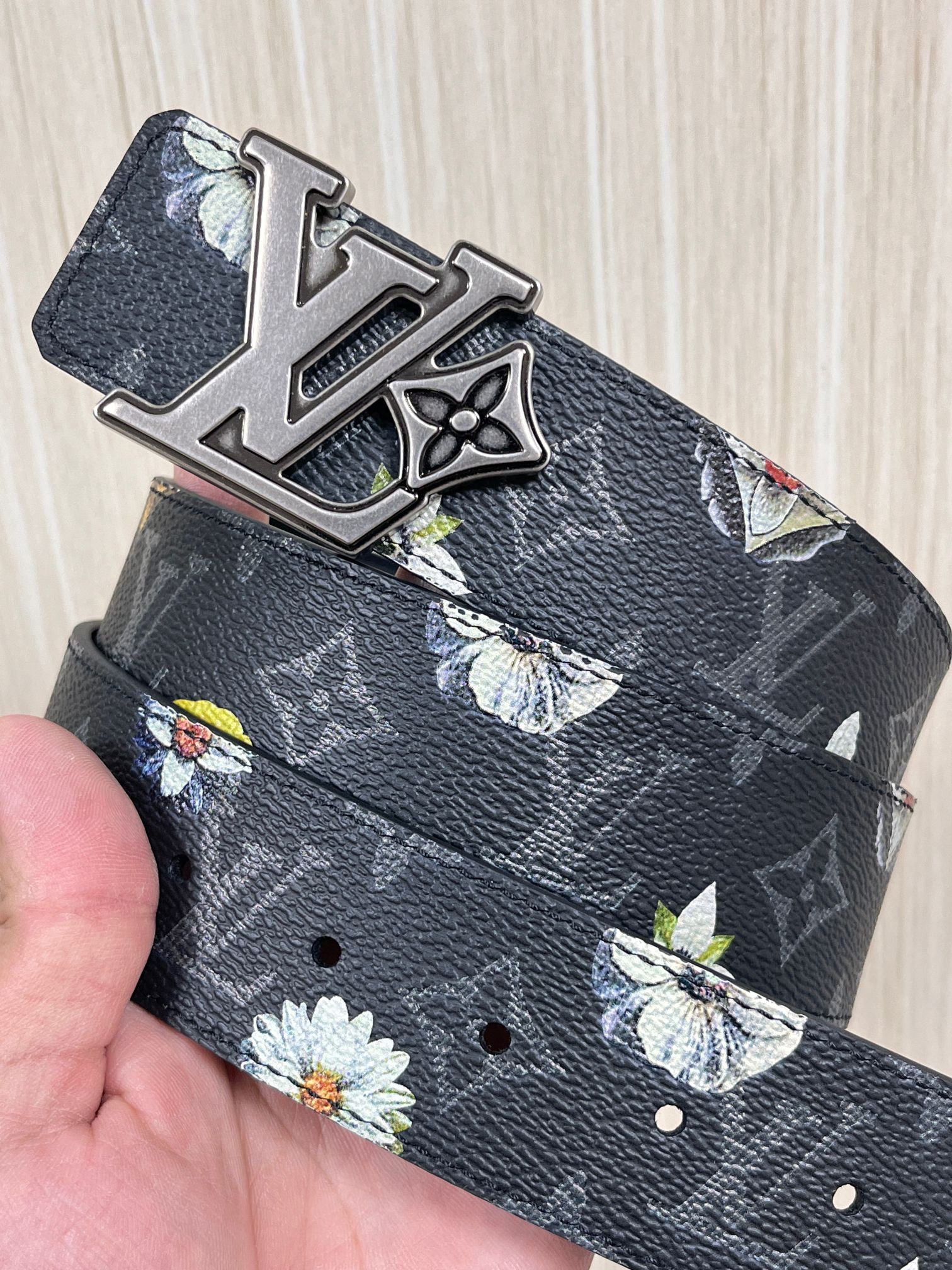 当季新款一腰带两穿：双面设计，一面哑光灰花花休闲，一面纯黑商务，轻松适配通勤、休闲、正式等全场景，经典与