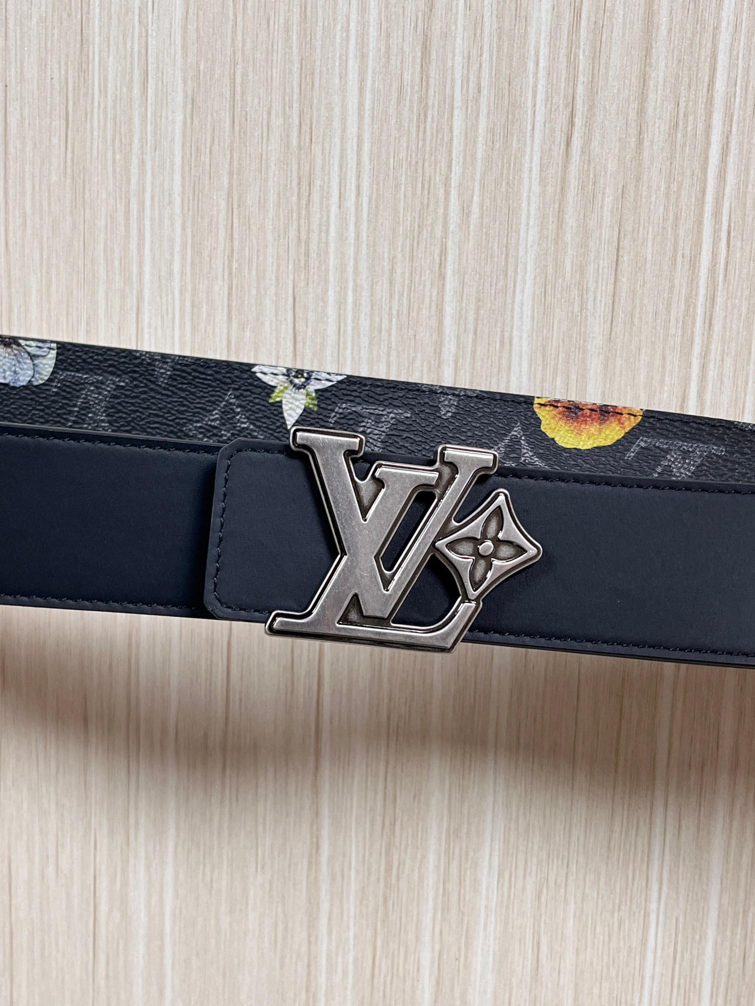 当季新款一腰带两穿：双面设计，一面哑光灰花花休闲，一面纯黑商务，轻松适配通勤、休闲、正式等全场景，经典与