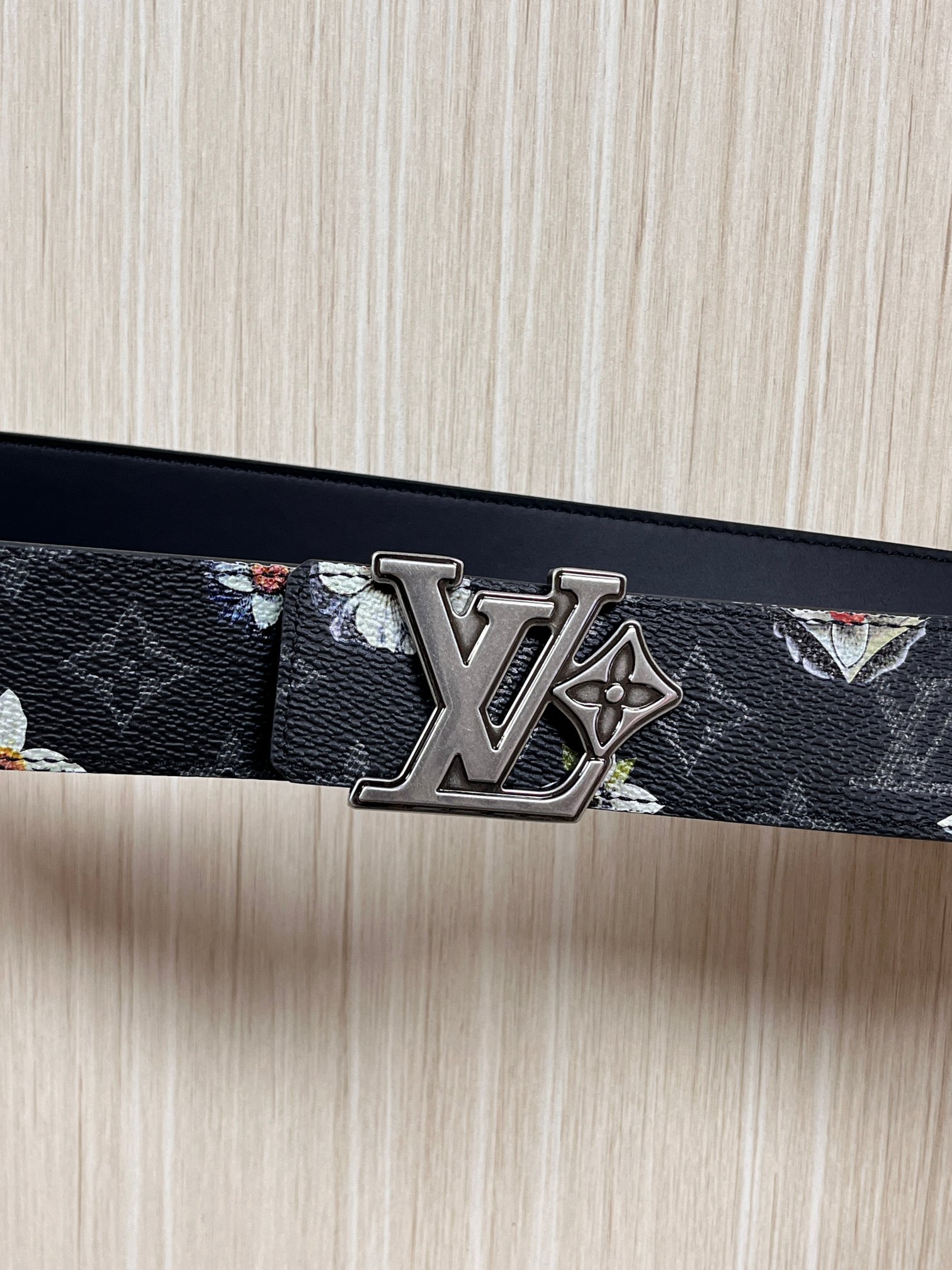 当季新款一腰带两穿：双面设计，一面哑光灰花花休闲，一面纯黑商务，轻松适配通勤、休闲、正式等全场景，经典与